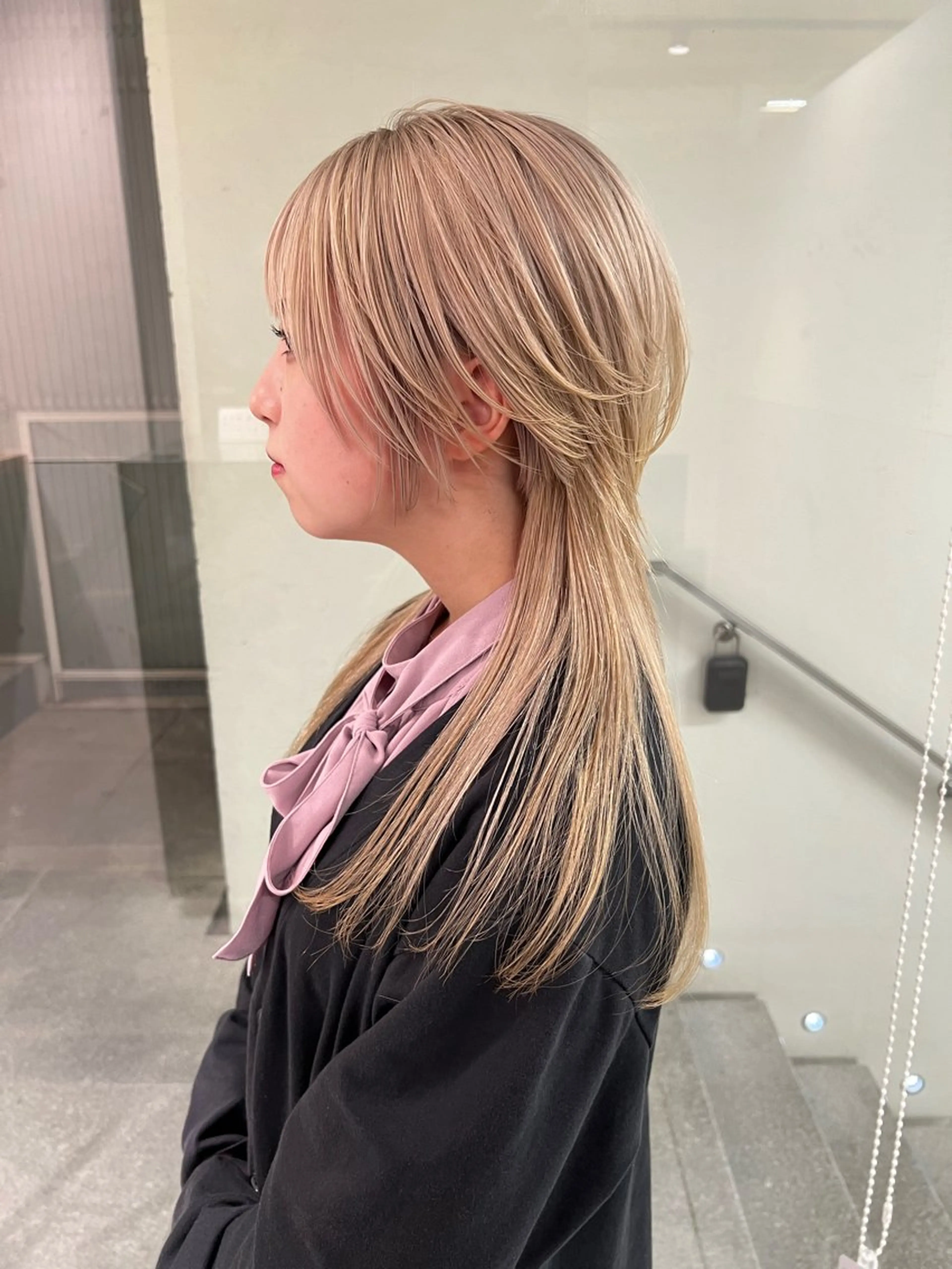 ロング レイヤーカット 小顔カット ウルフカット ウルフレイヤー TOMOYAレイヤー ブリーチ縮毛矯正のヘアスタイル