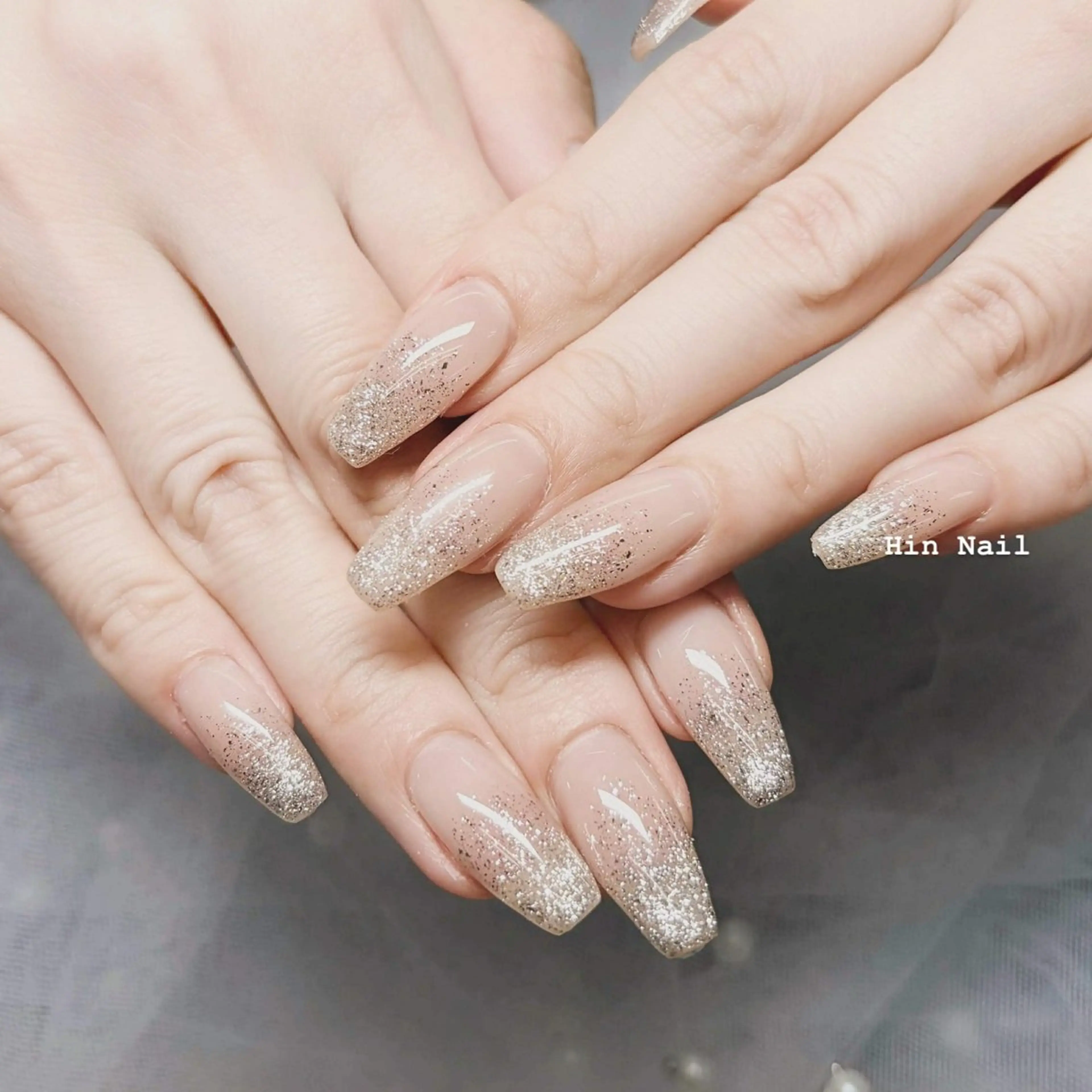 ネイル ボルドー チークネイル フレンチネイル グラデーション キラキラネイル ハンドネイル Hin  Nail所属・Hin Nail Salonのネイルデザイン