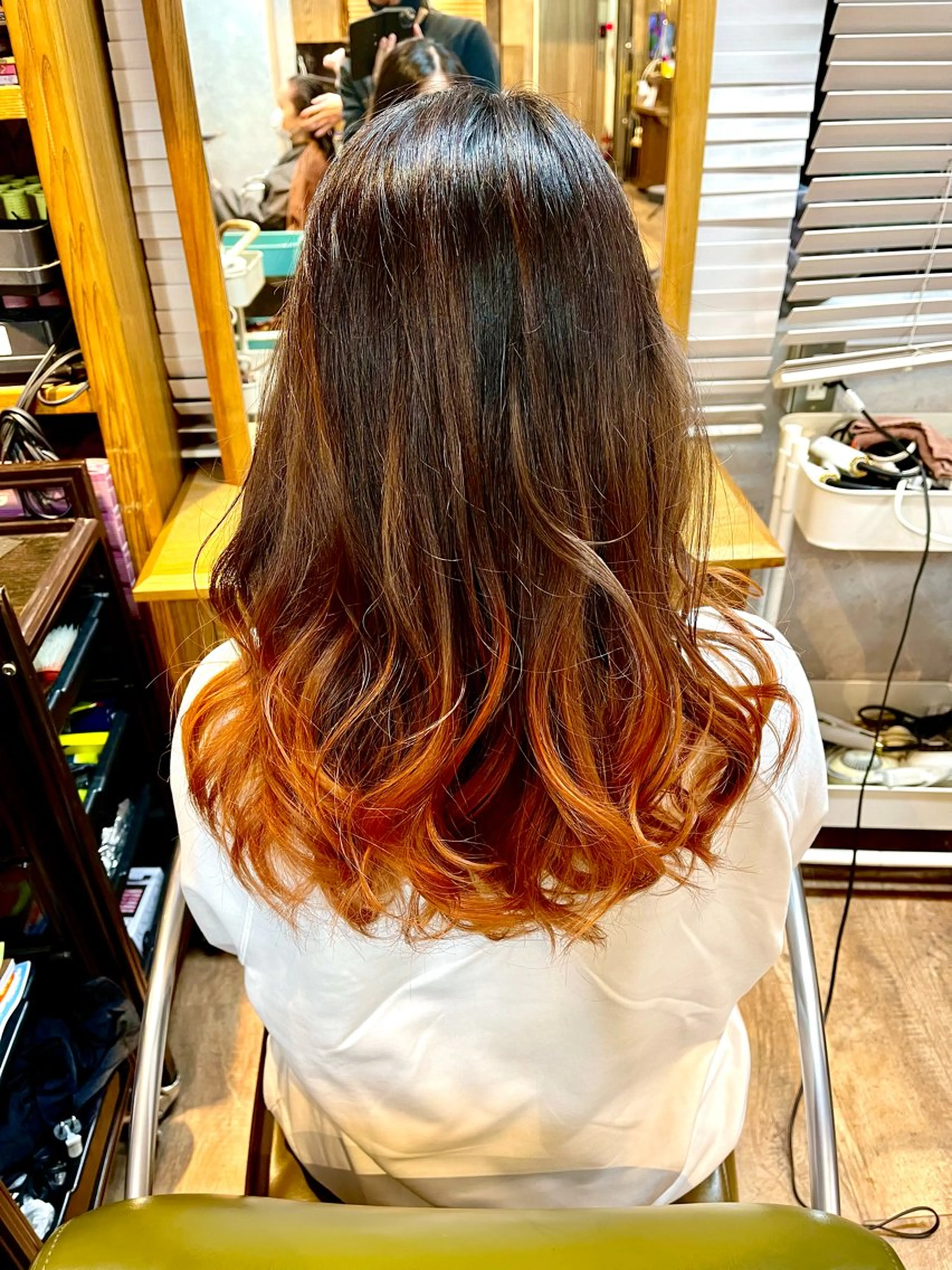 セミロング カラー グラデーションカラー オレンジ カット トリートメント 松井 敬太郎のヘアスタイル