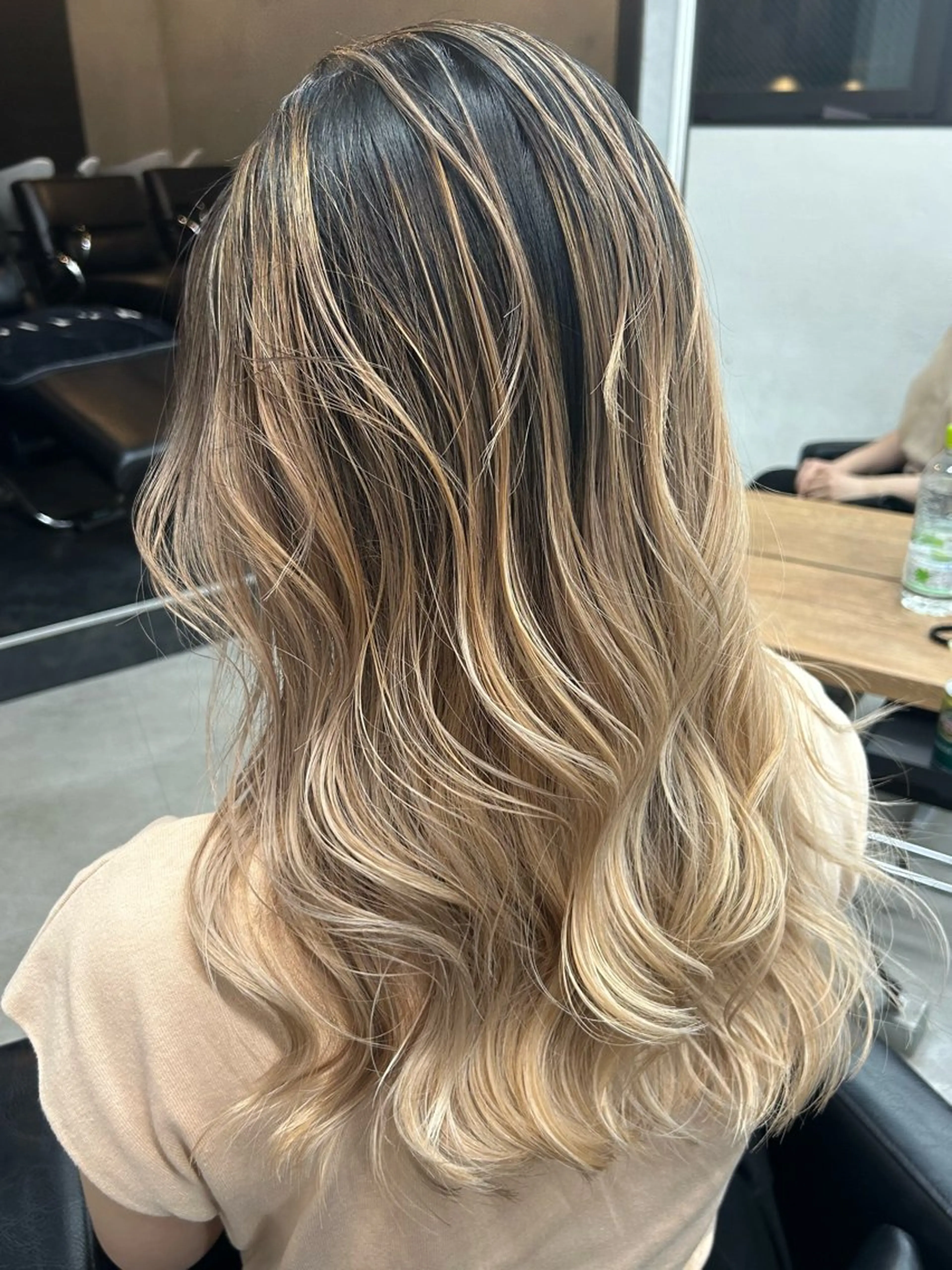 ロング カラー バレイヤージュ デザインカラー レイヤーカット トリートメント ヘアカラー トリートメント RYOSUKE ハイトーンのヘアスタイル