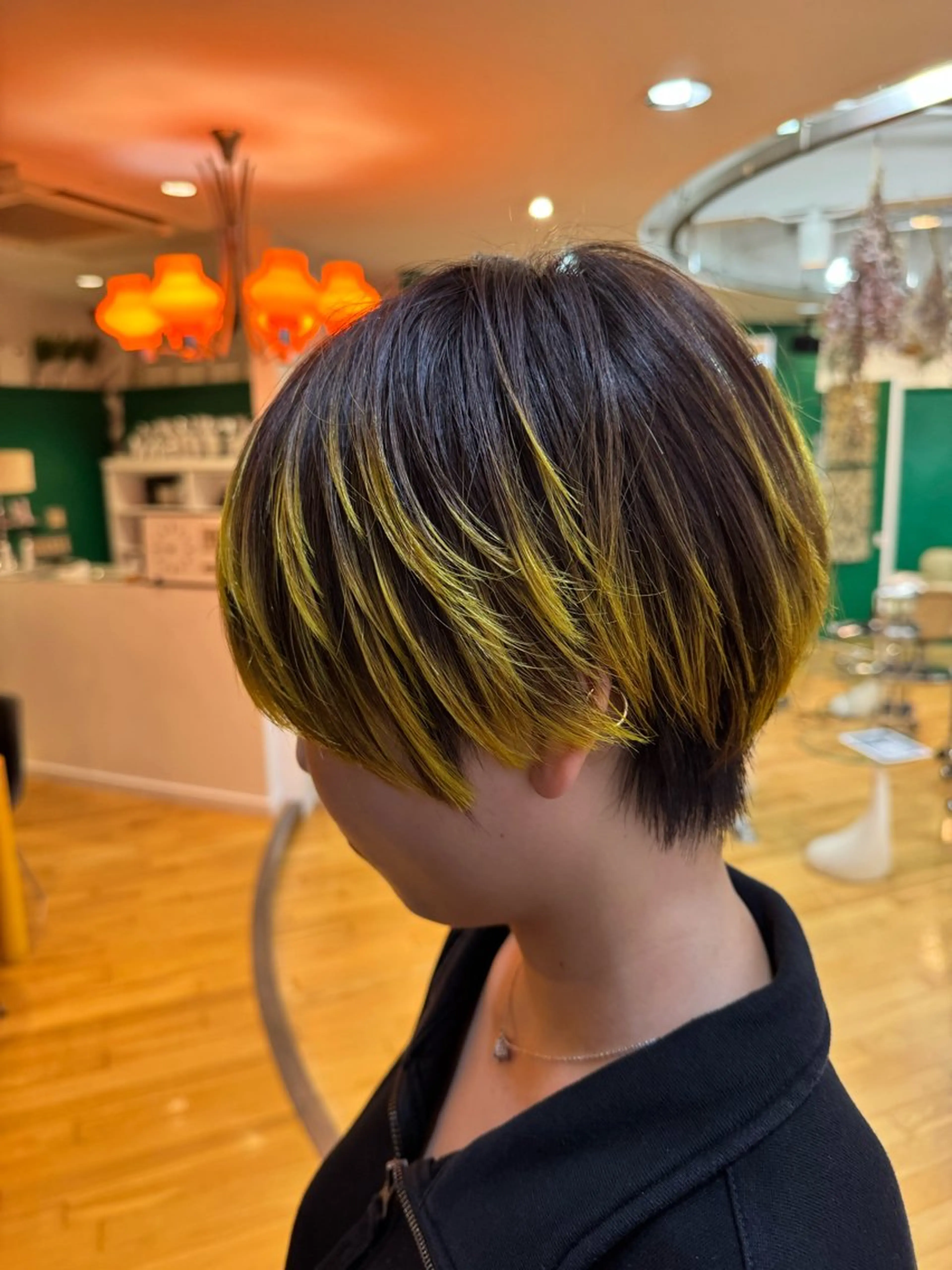 小顔補正立体カット✂️✨➕ブリーチ🌈treatment付きの写真