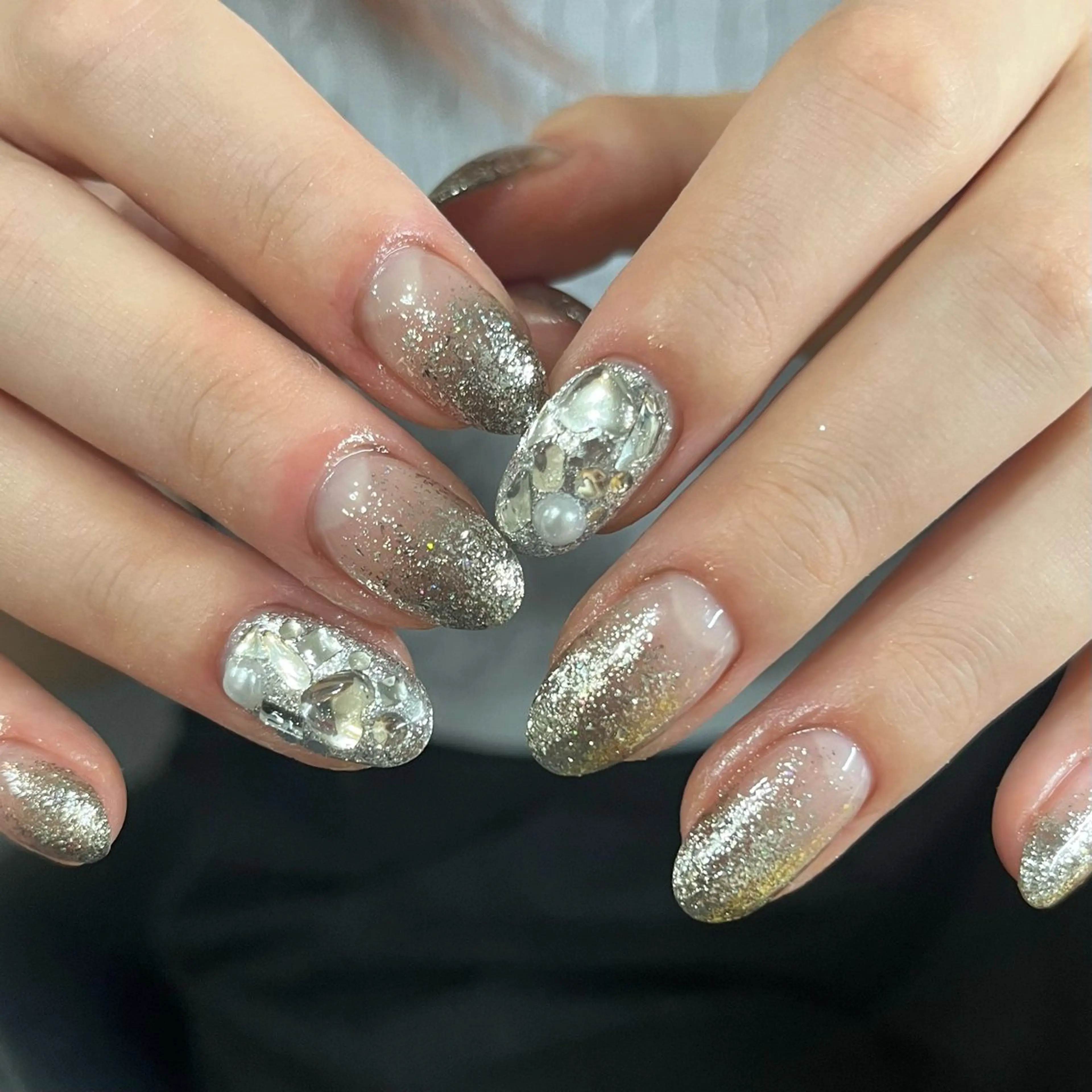 ネイル ゴールド グラデーション キラキラネイル ラメ(グリッター) ラメグラデーション ハンドネイル ハンドケア 🎀NAIL🎀 AI🪄︎︎◝✩のネイルデザイン