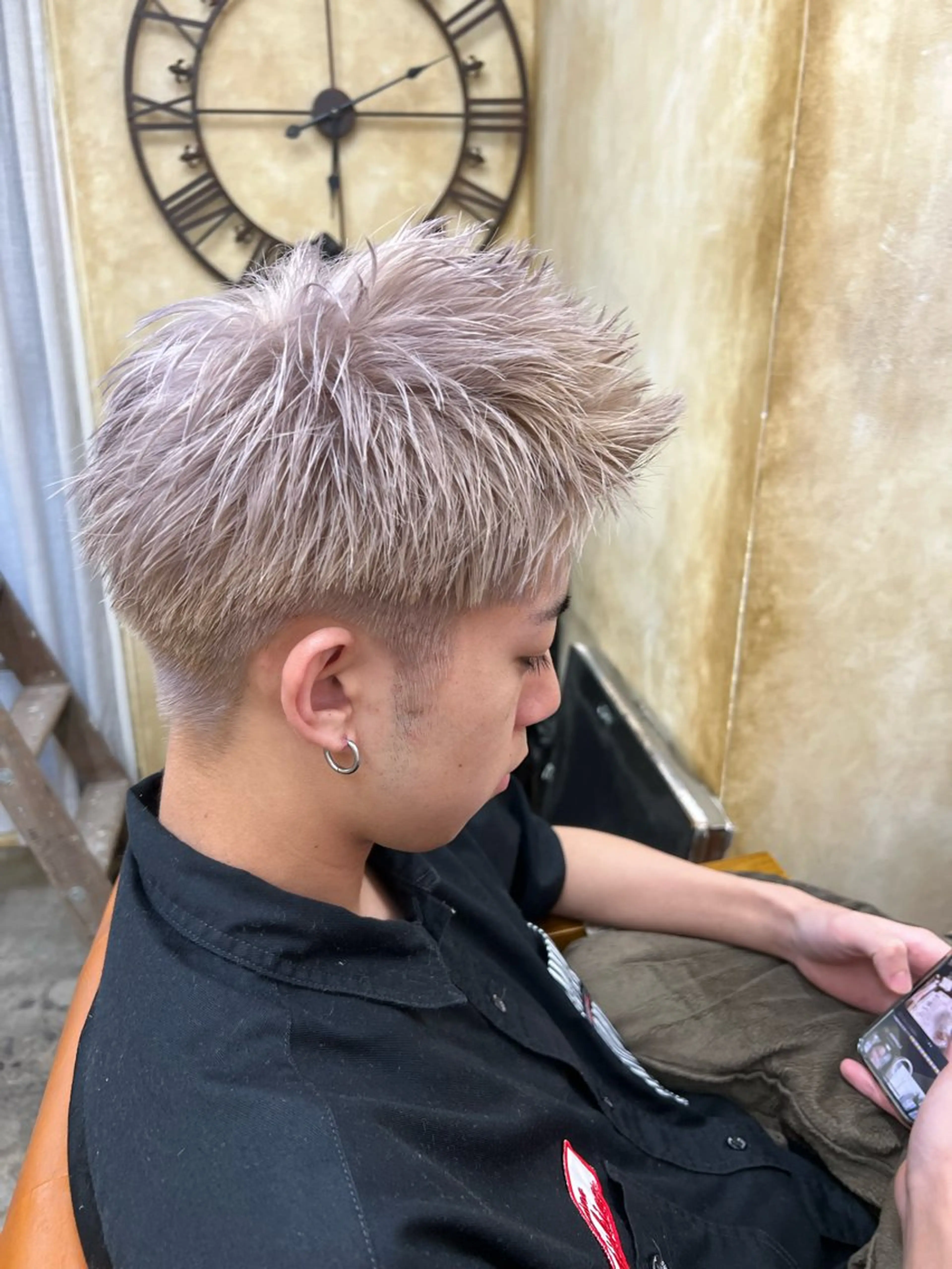 カラー メンズ メンズハイトーン スパイキーショート 黒髪 ダブルカラー ハイトーンカラー 赤木 俊太のヘアスタイル