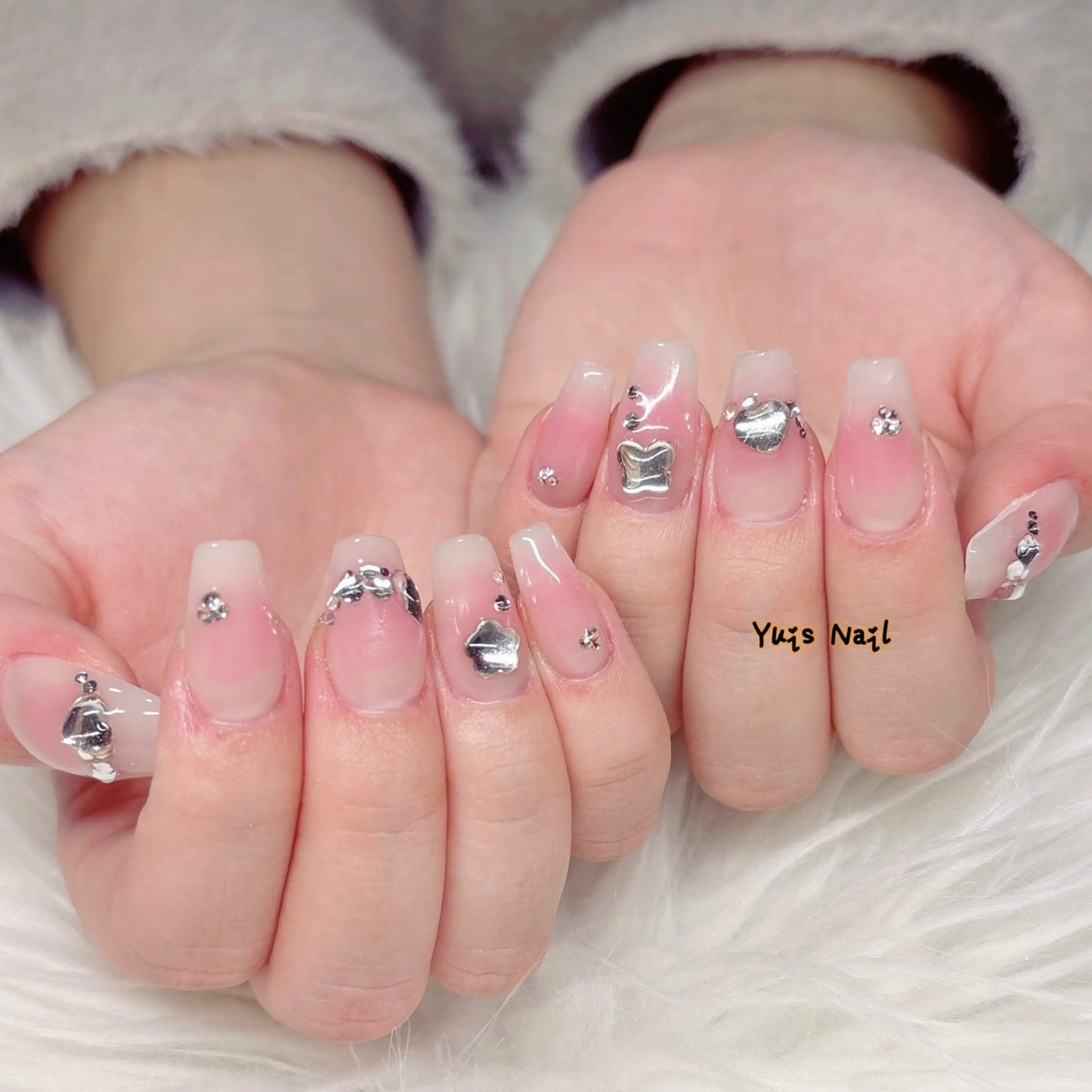 ネイル チークネイル キラキラネイル 持ち込み スカルプネイル ストーンネイル ハンドネイル Yuis Nailスカルプ専門のネイルデザイン