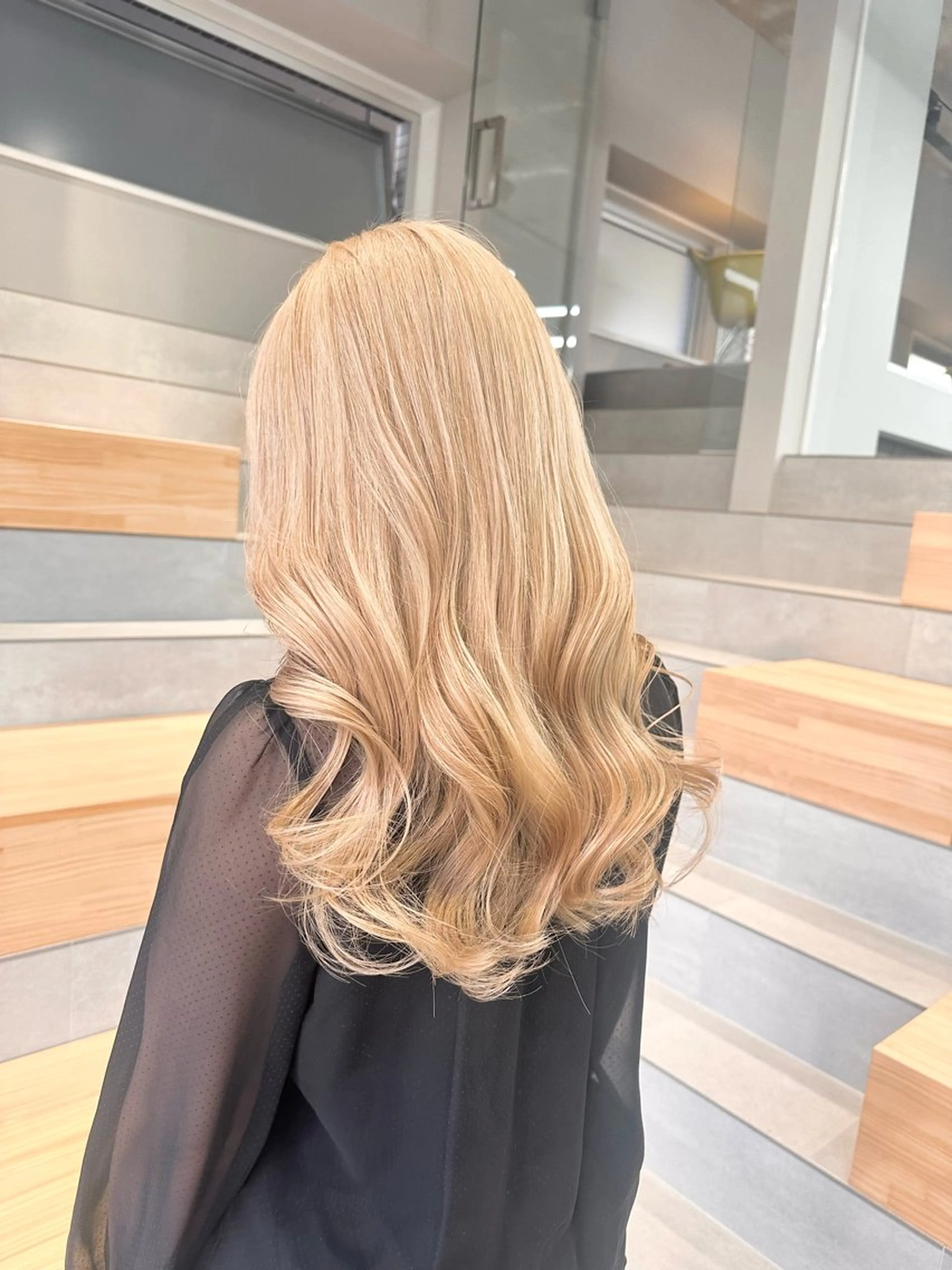 ロング カラー ブリーチ カット ヘアカラー 染谷 遥花のヘアスタイル