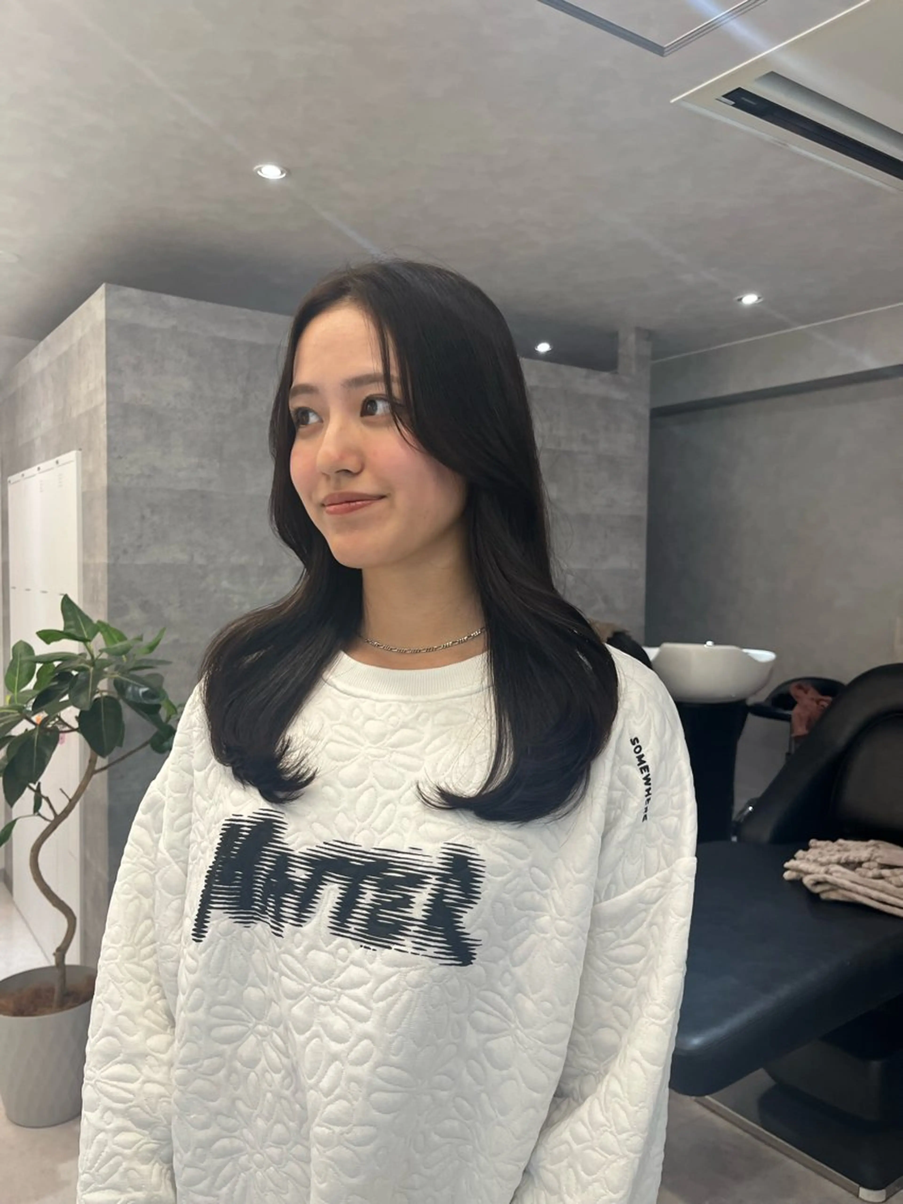 セミロング カラー ブリーチ 透明感カラー ブリーチなしカラー 顔まわりレイヤー 顔周りカット カット ヘアカラー トリートメント enu  hair所属・ブリーチなしベージュ レイヤーカットはるかのヘアスタイル