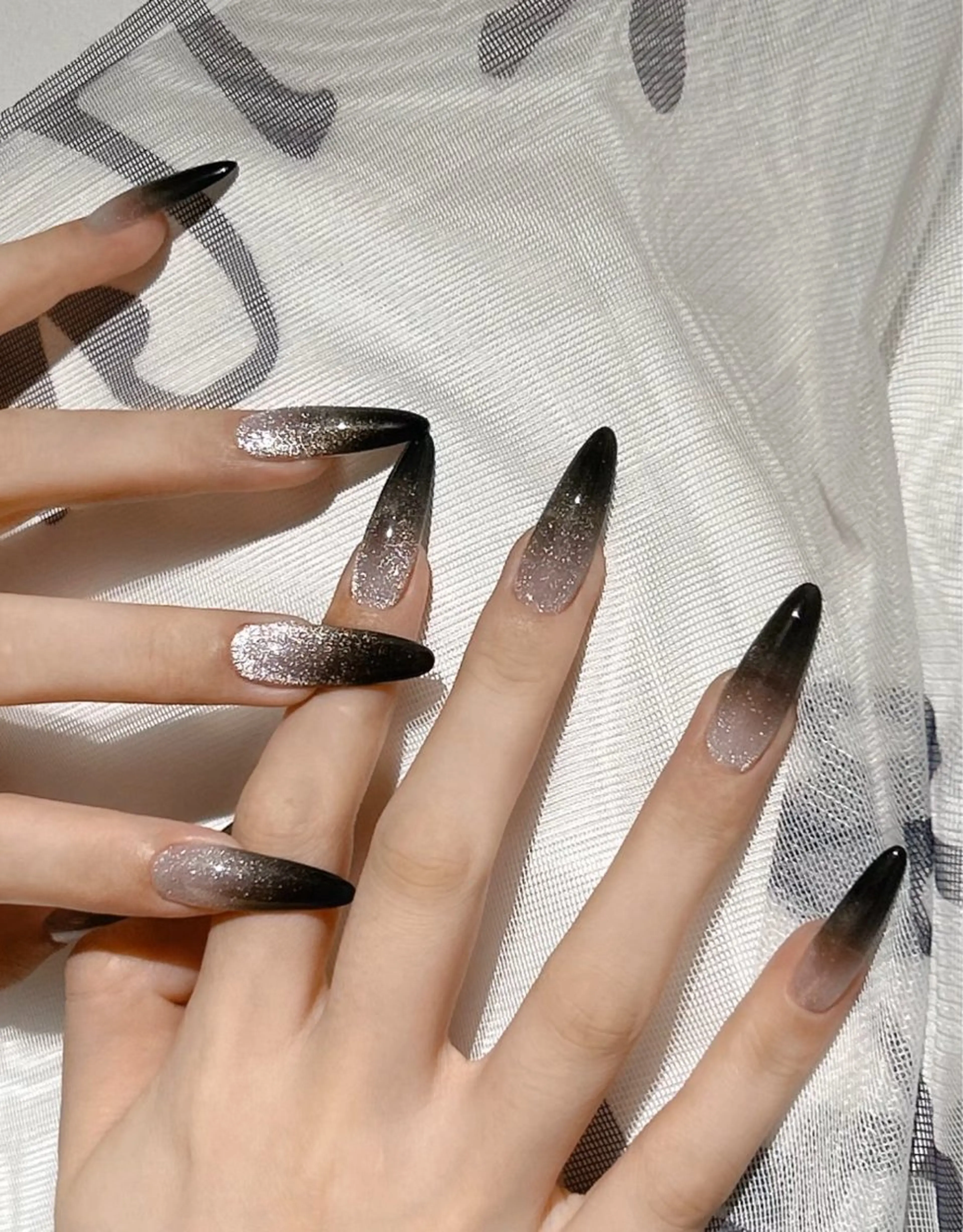 ネイル フレンチネイル グラデーション キラキラネイル 韓国ネイル マグネットネイル ハンドネイル 🎀セ リ🎀のネイルデザイン