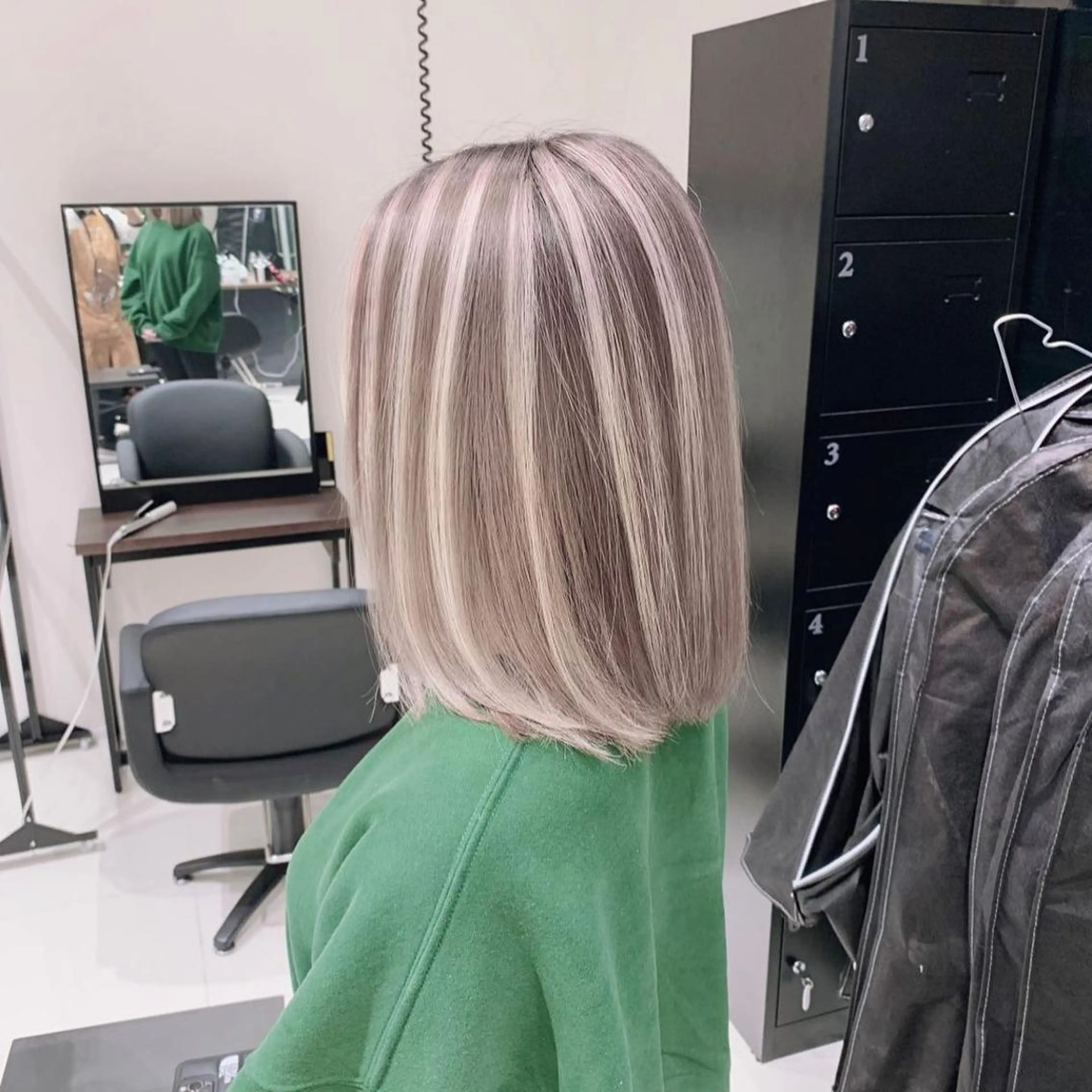 セミロング カラー ブリーチ ケアブリーチ ハイライトカラー インナーカラー ハイライト ヘアカラー オフホワイトアンドなんば所属・福西 洋斗のヘアスタイル