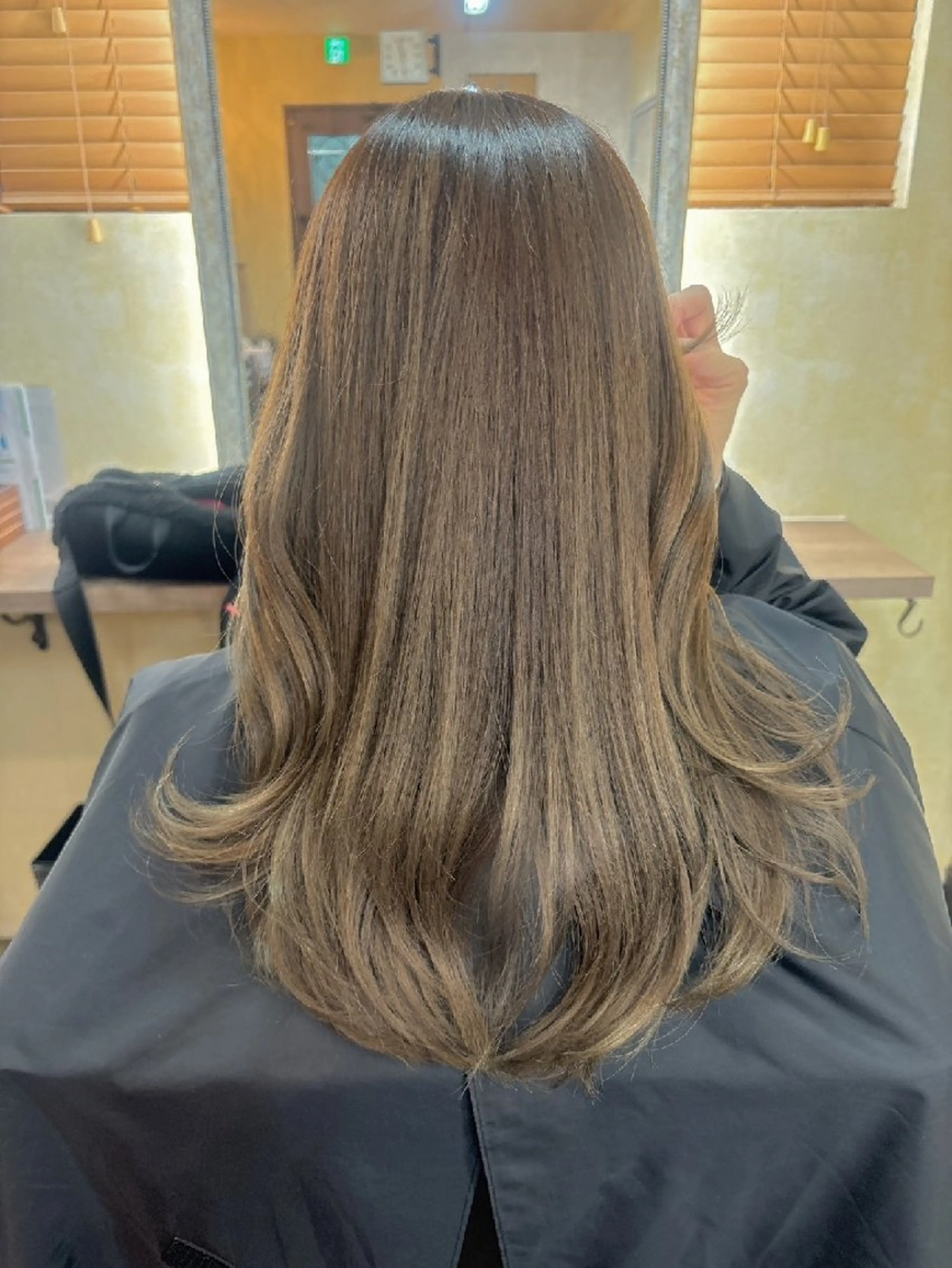 セミロング カラー グレージュ ヘアカラー トリートメント 田井中 悠紀のヘアスタイル