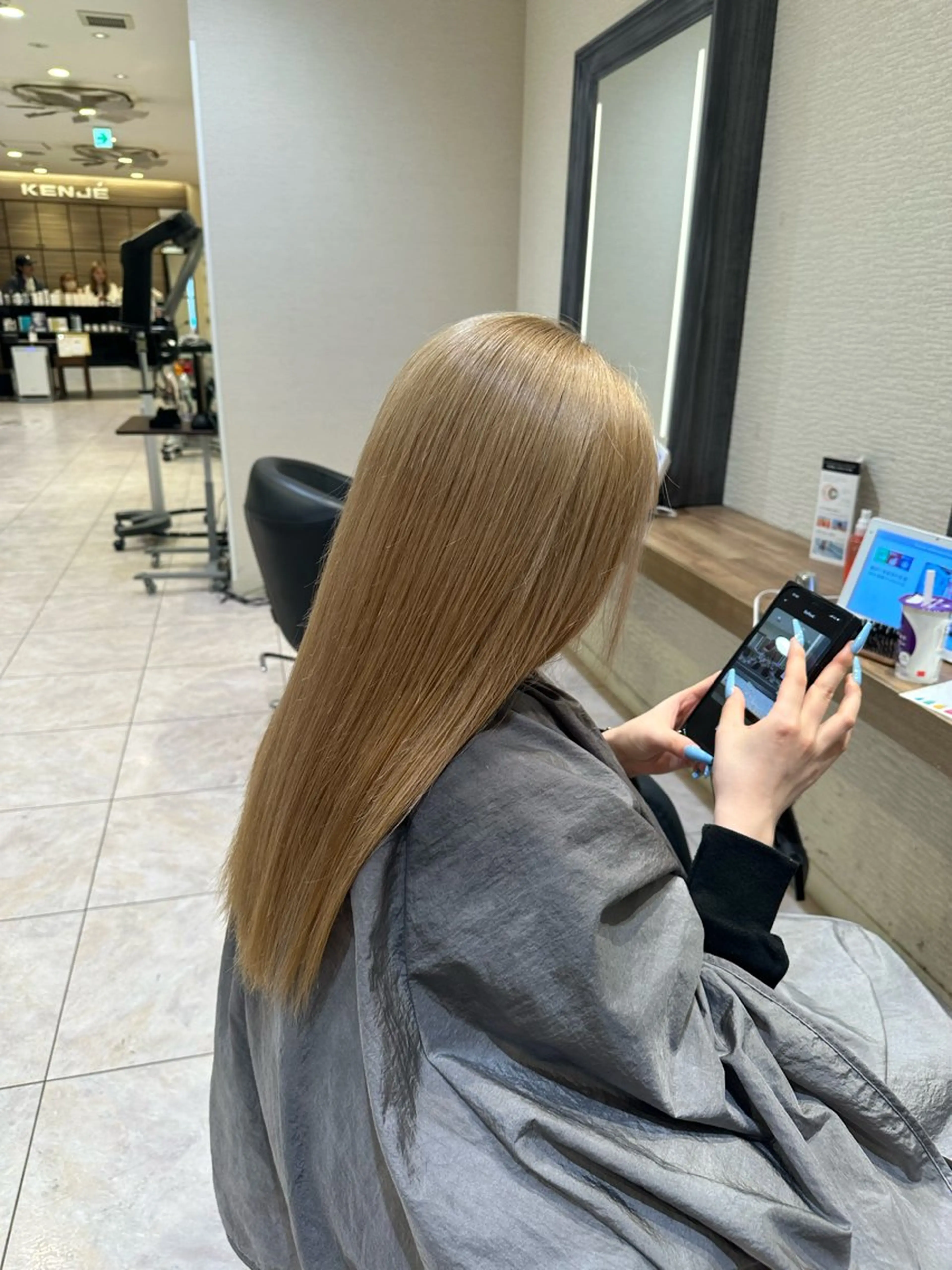トリートメント 透け感×ハイトーン| パーマ カホ🪩🤍のヘアスタイル