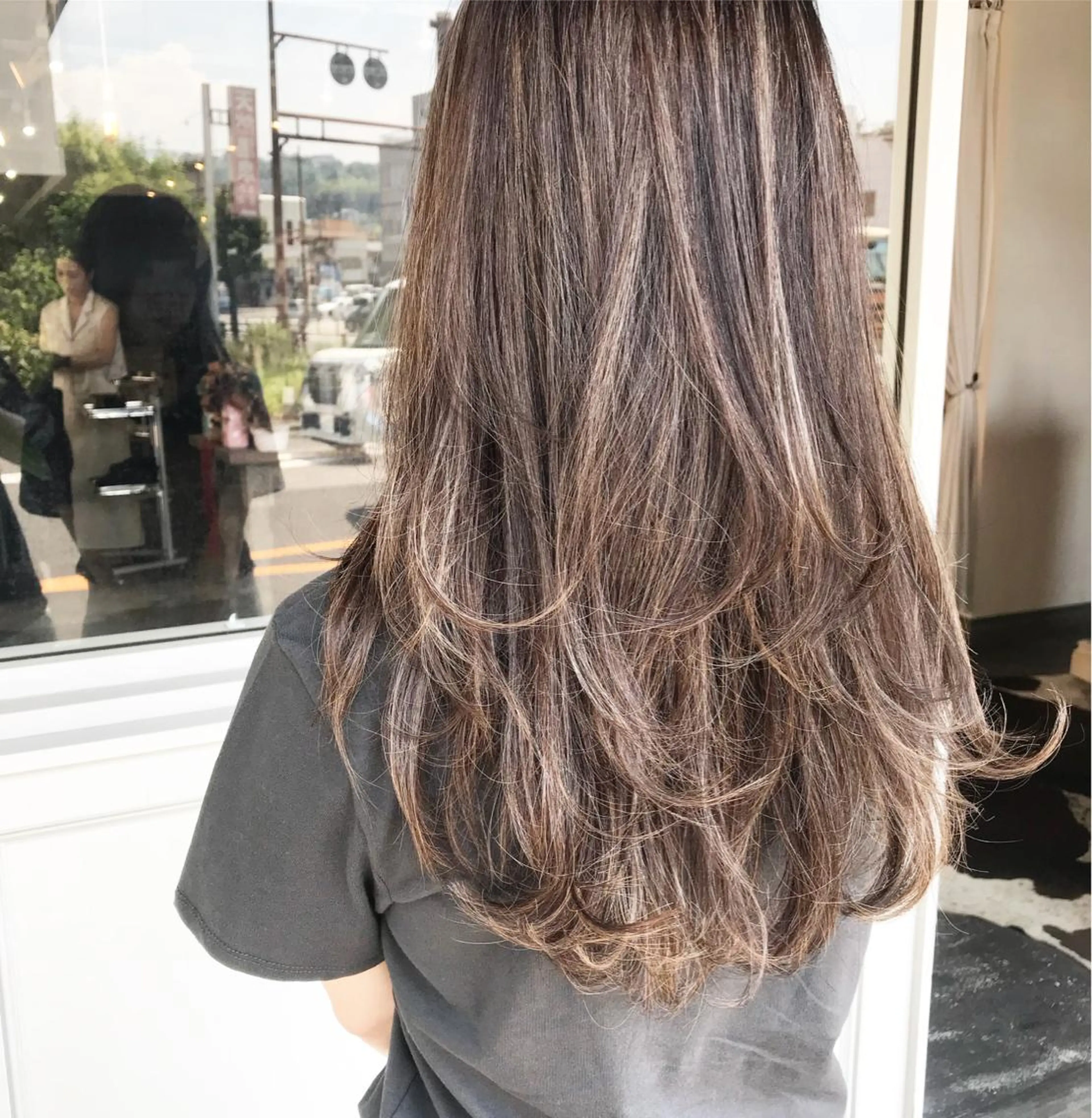 ロング カラー ヘアアレンジ お団子ヘア 切りっぱなしボブ バレイヤージュ ブリーチ グラデーションカラー Mariana/ 鶴原-ハイライトのヘアスタイル