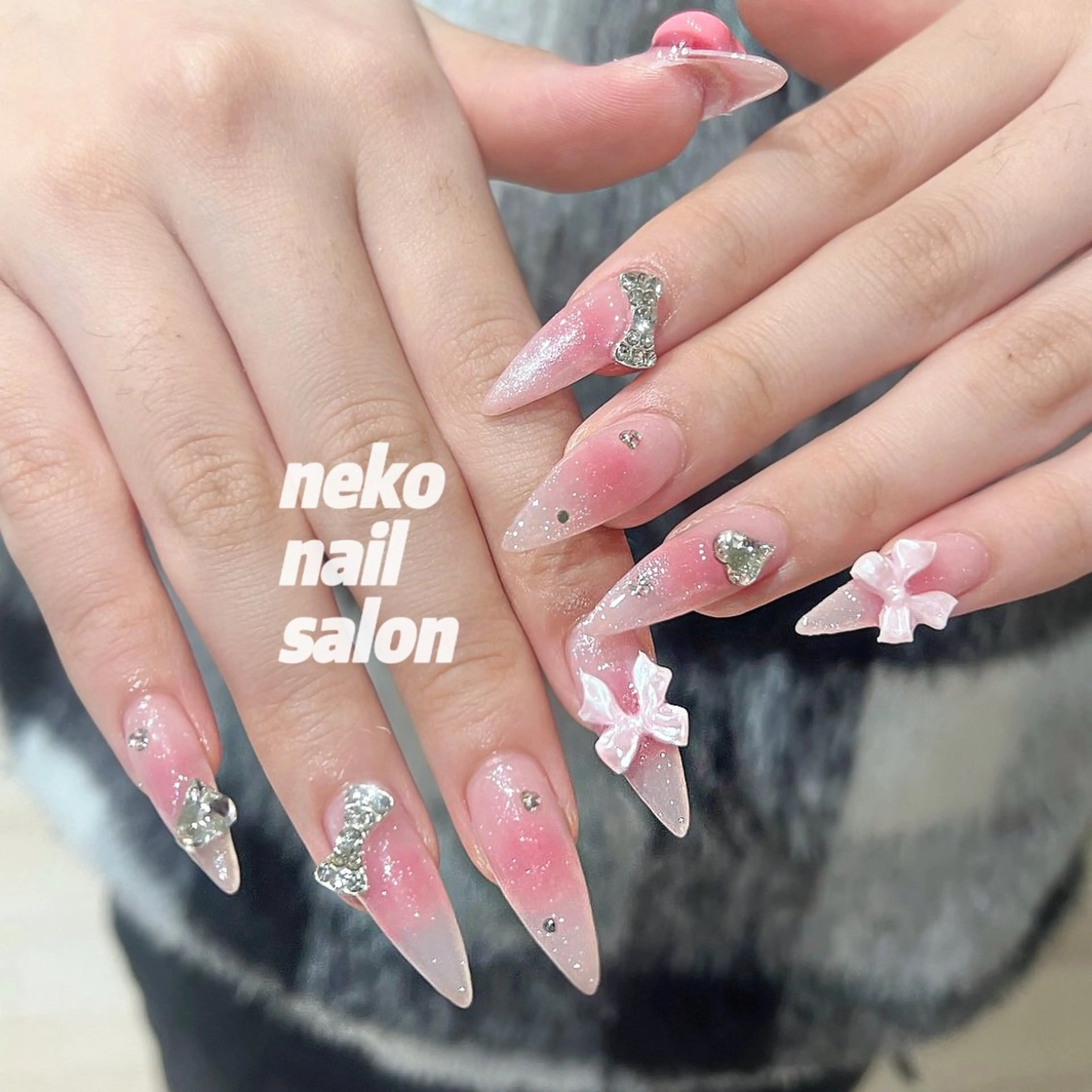 ネイル チークネイル キラキラネイル 持ち込み ハンドネイル neko nail所属・neko nailのネイルデザイン