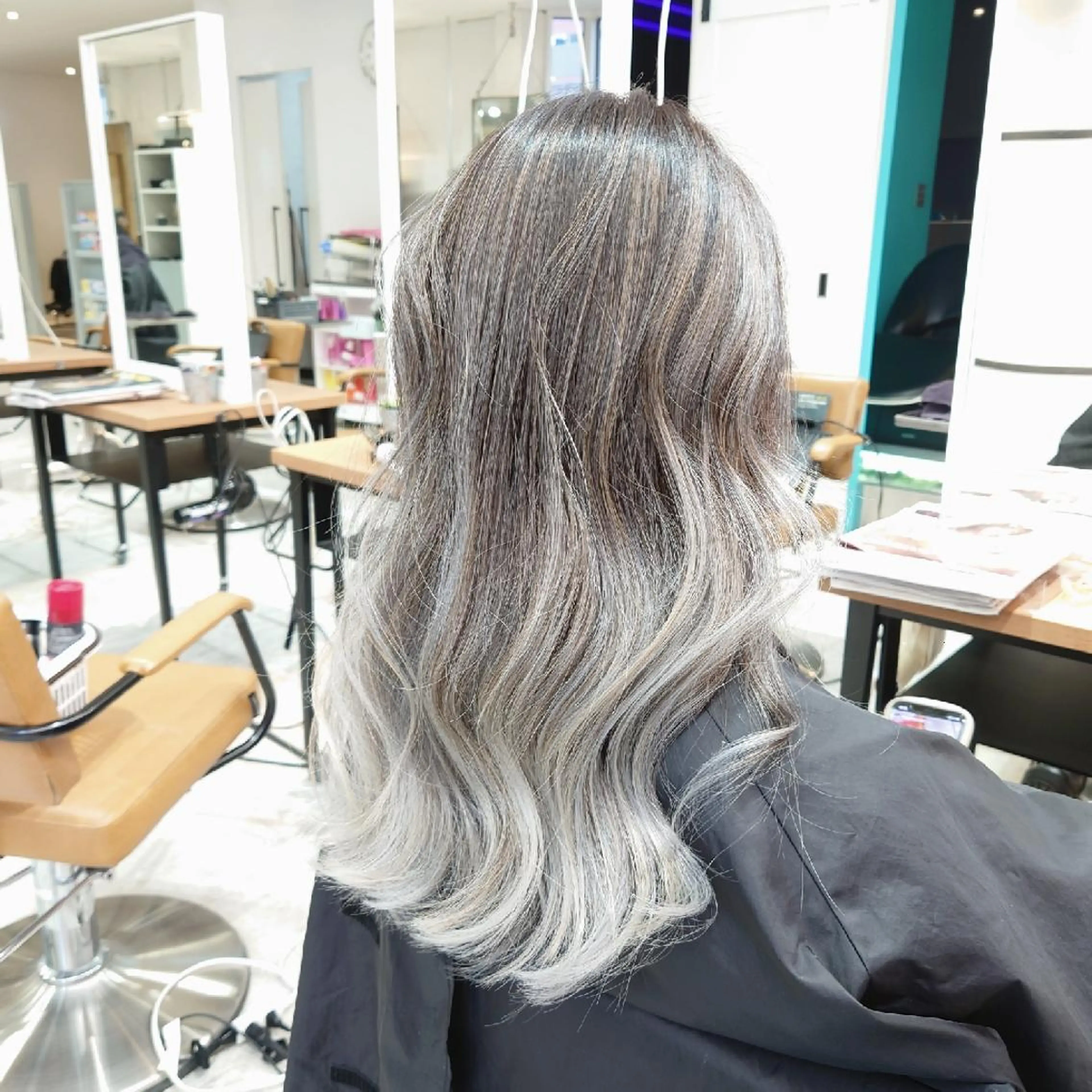 セミロング カラー バレイヤージュ ブリーチ レイヤーカット ヘアカラー トリートメント 艶髪✨ブリーチ職人 井手正康のヘアスタイル