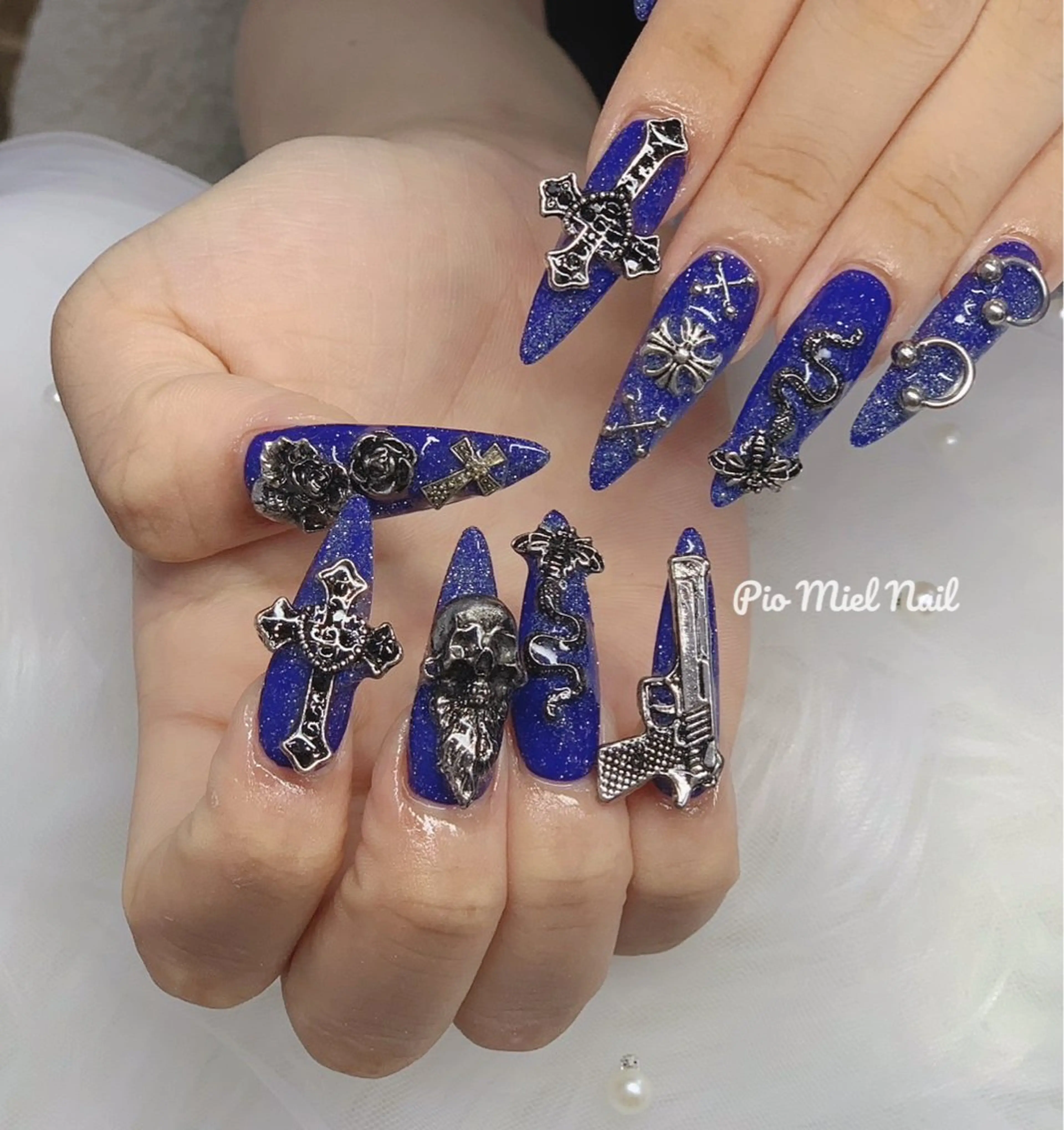 セミロング 韓国風ヘア ハンドネイル Pio Mielのネイルデザイン