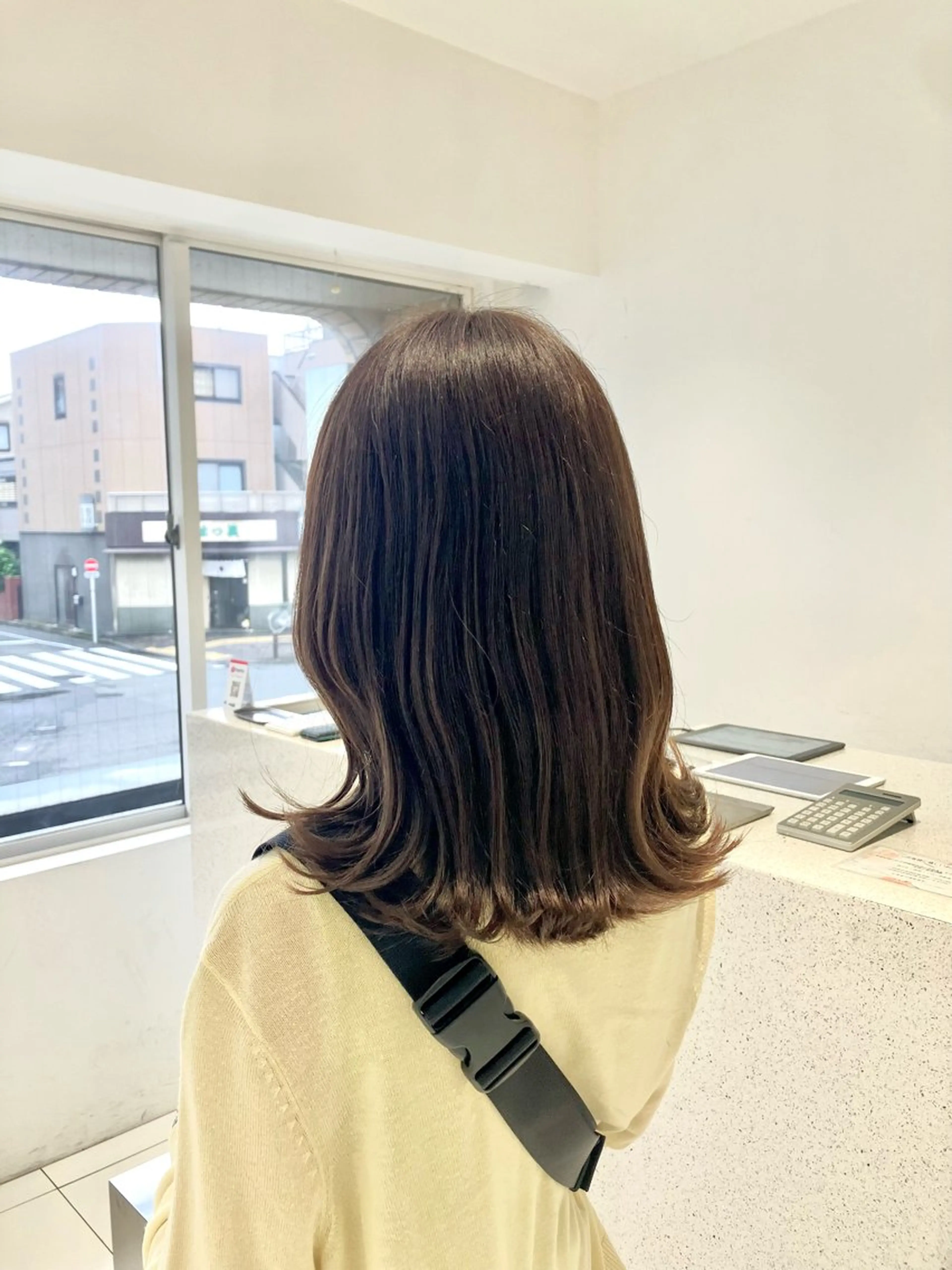 セミロング カラー ブラウンカラー ラベンダーカラー ラベンダーブラウン レイヤーカット サキ🤍ハイトーン 🩰くびれ巻きヘアのヘアスタイル