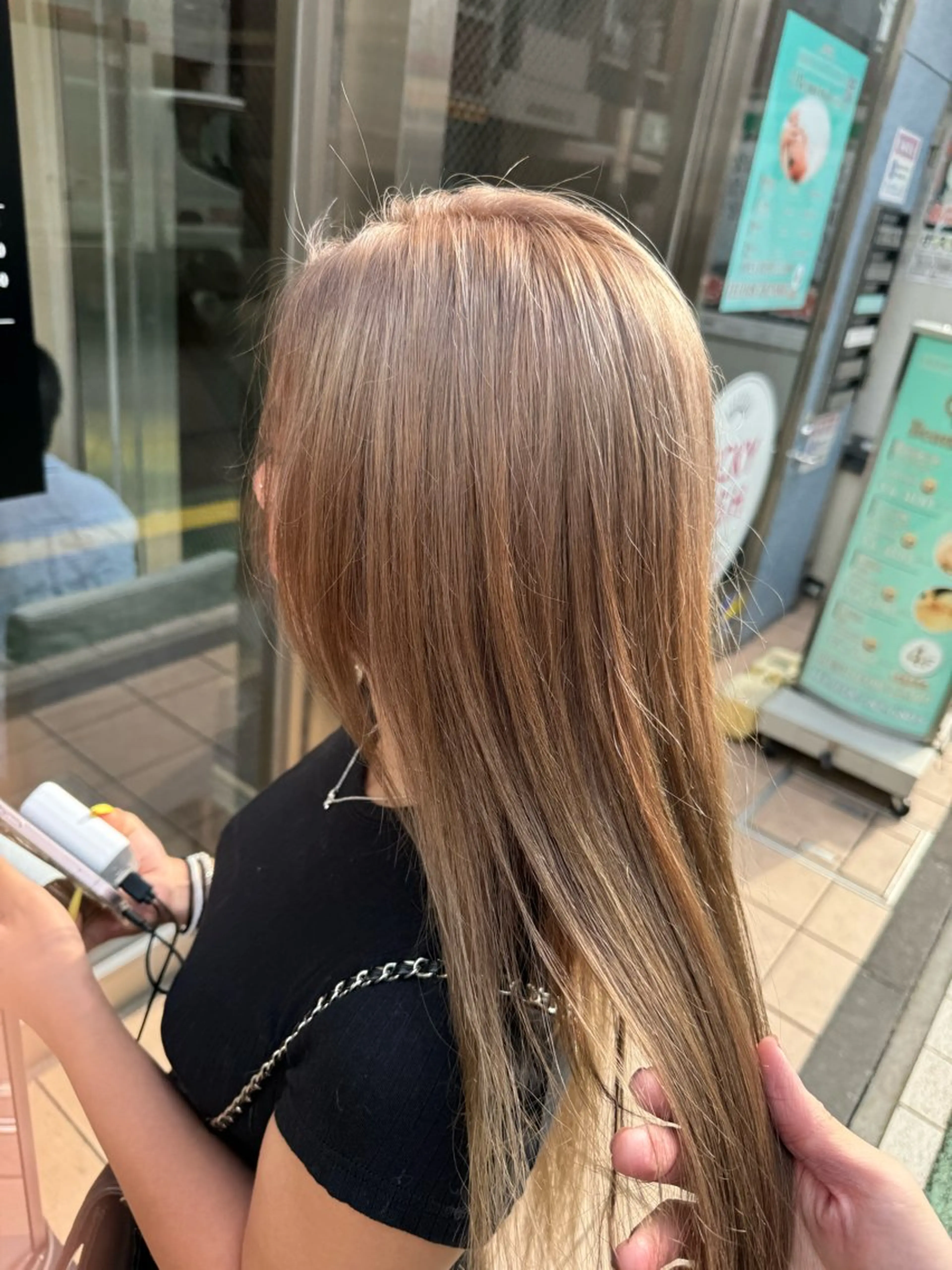 ロング カラー ヘアアレンジ 切りっぱなしボブ ベージュカラー ブリーチ デザインカラー ダブルカラー ヘアカラー トリートメント 目黒 碧人のヘアスタイル