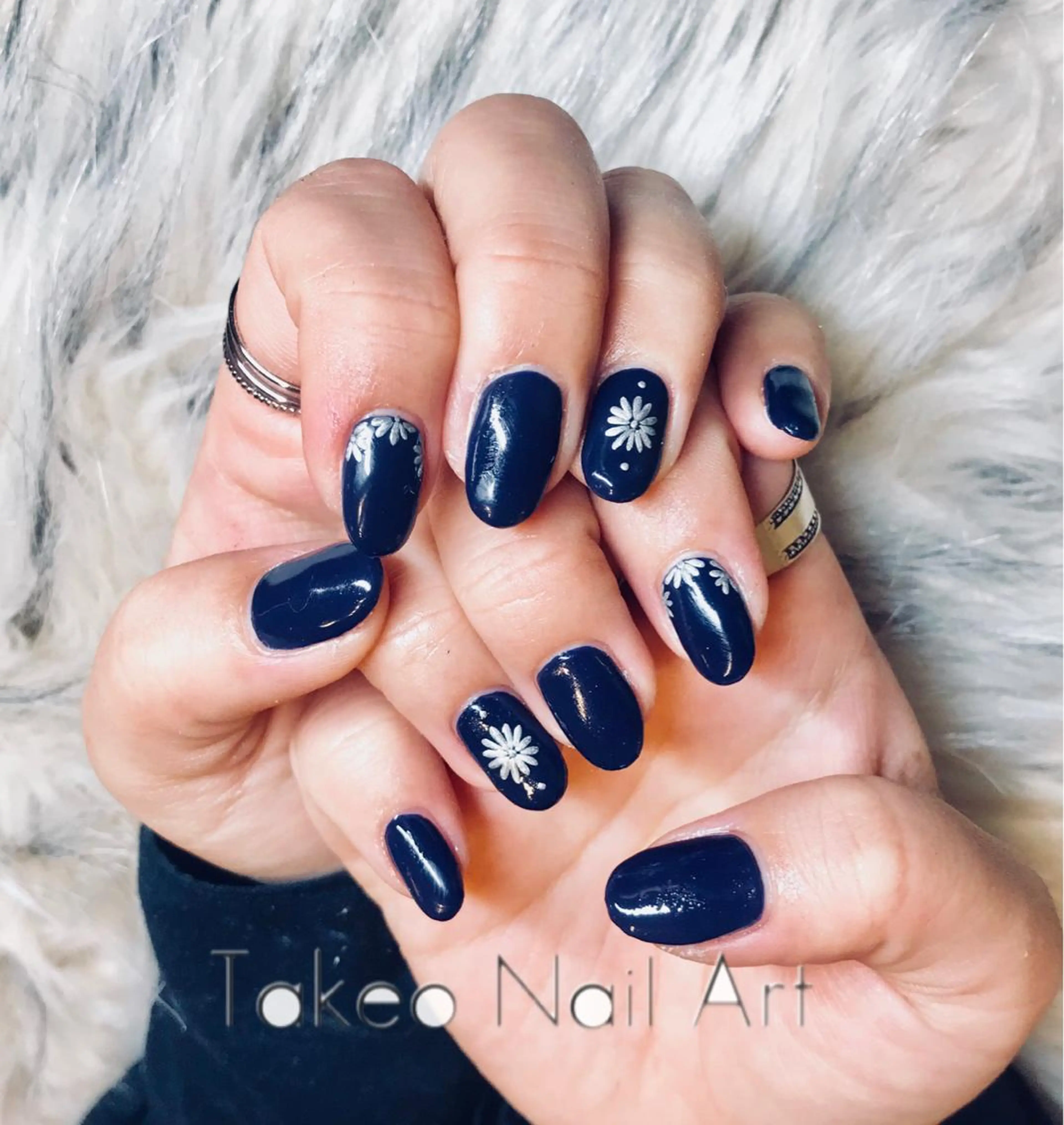 ミディアム ネイル アートネイル ネイビー シルバー ハンドネイル ハンドケア nail&eye Aoのマツエク・マツパデザイン