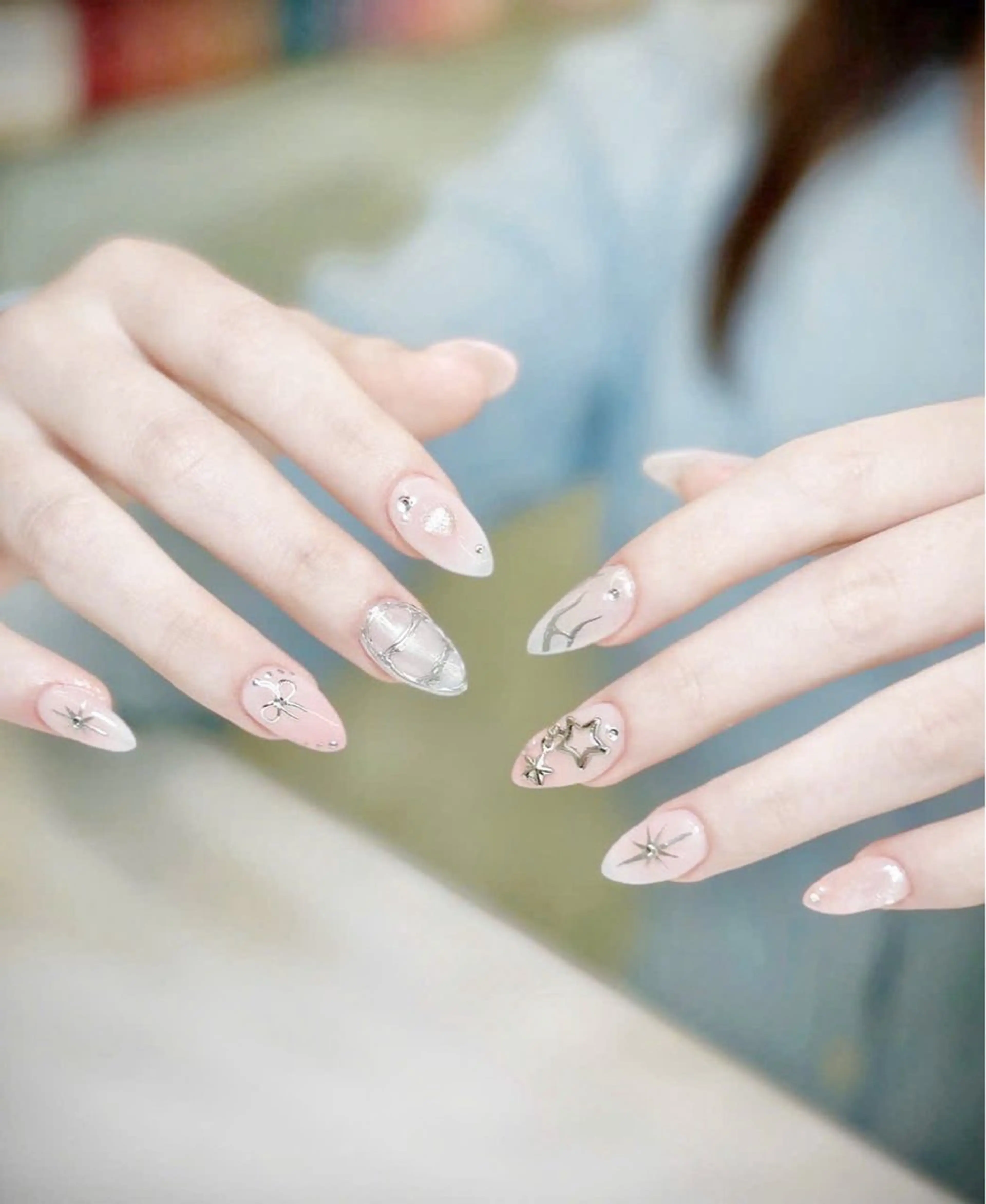 ネイル フラッシュネイル フレンチネイル グラデーション キラキラネイル 韓国ネイル ハンドネイル Lyna Nail のネイルデザイン