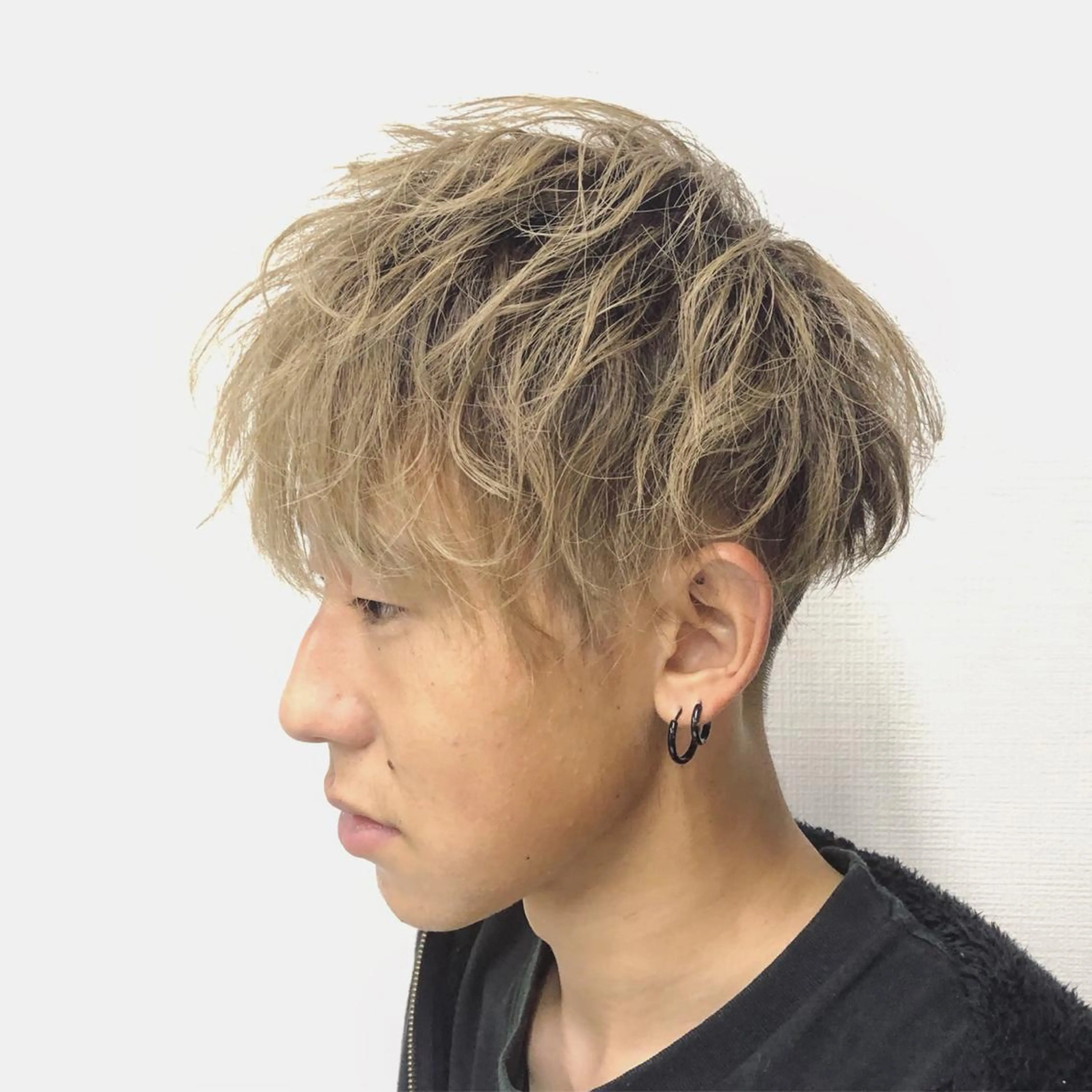 カラー パーマ メンズ メンズハイトーン メンズパーマ ハイトーンカラー 💎ケアブリーチ💎 ✂︎Raia✂︎‬のヘアスタイル