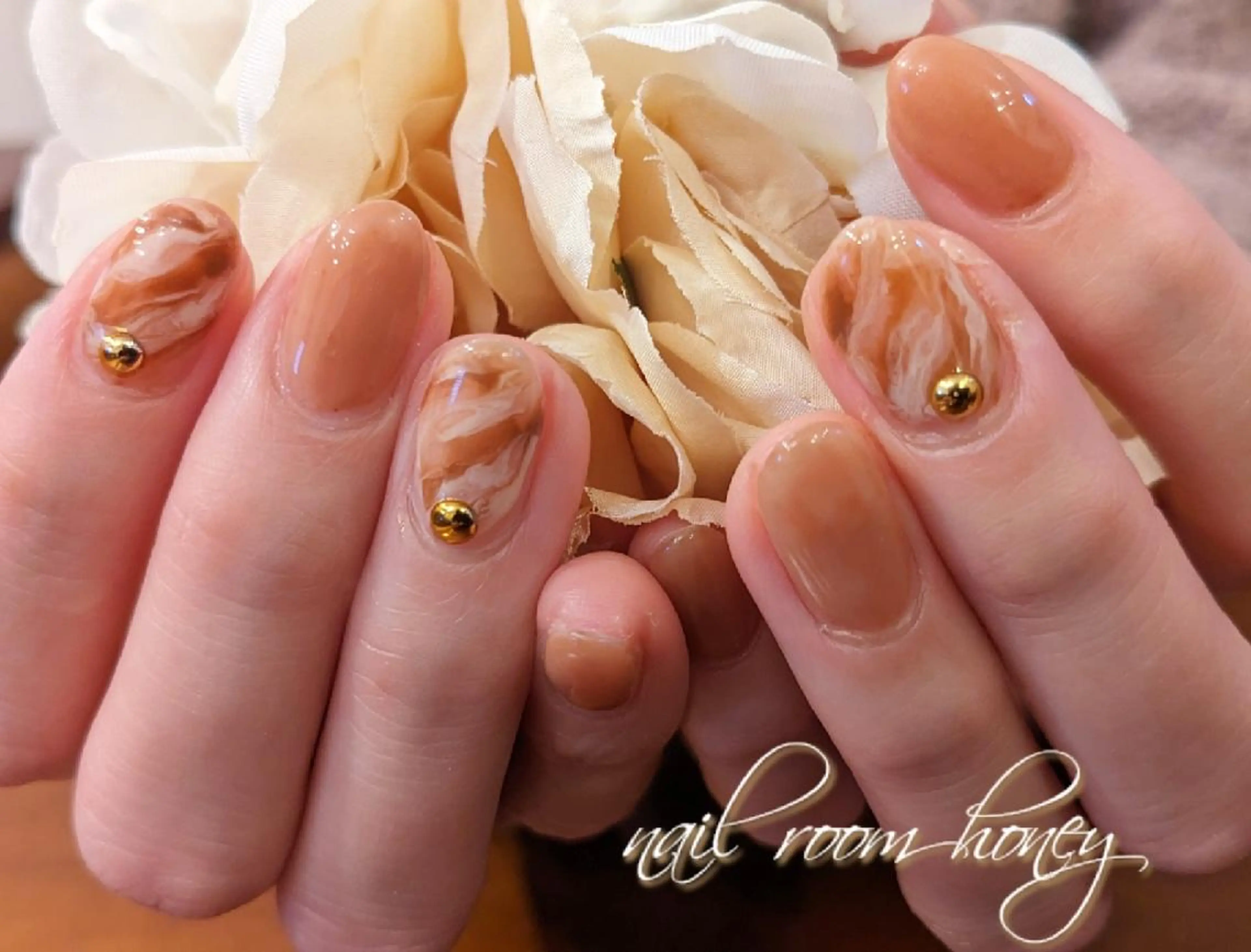 ネイル ブラウン ゴールド ハンドネイル nail room  honeyのネイルデザイン