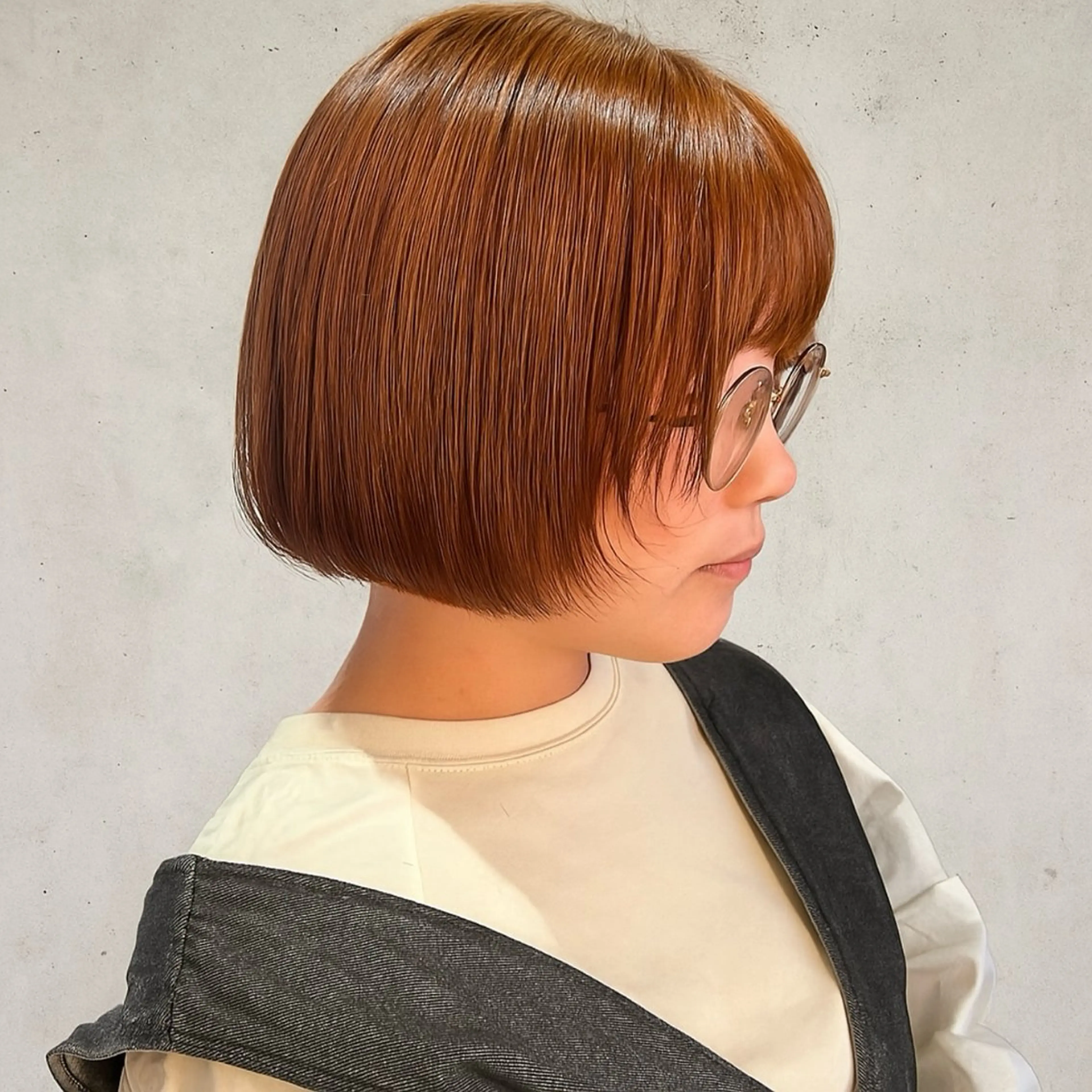 ショート カラー ベージュカラー ブリーチ ミルクティーベージュ ボブ 顔周りカット カット ヘアカラー トリートメント nui所属・清水優/ボブ/ レイヤー/髪質改善のヘアスタイル