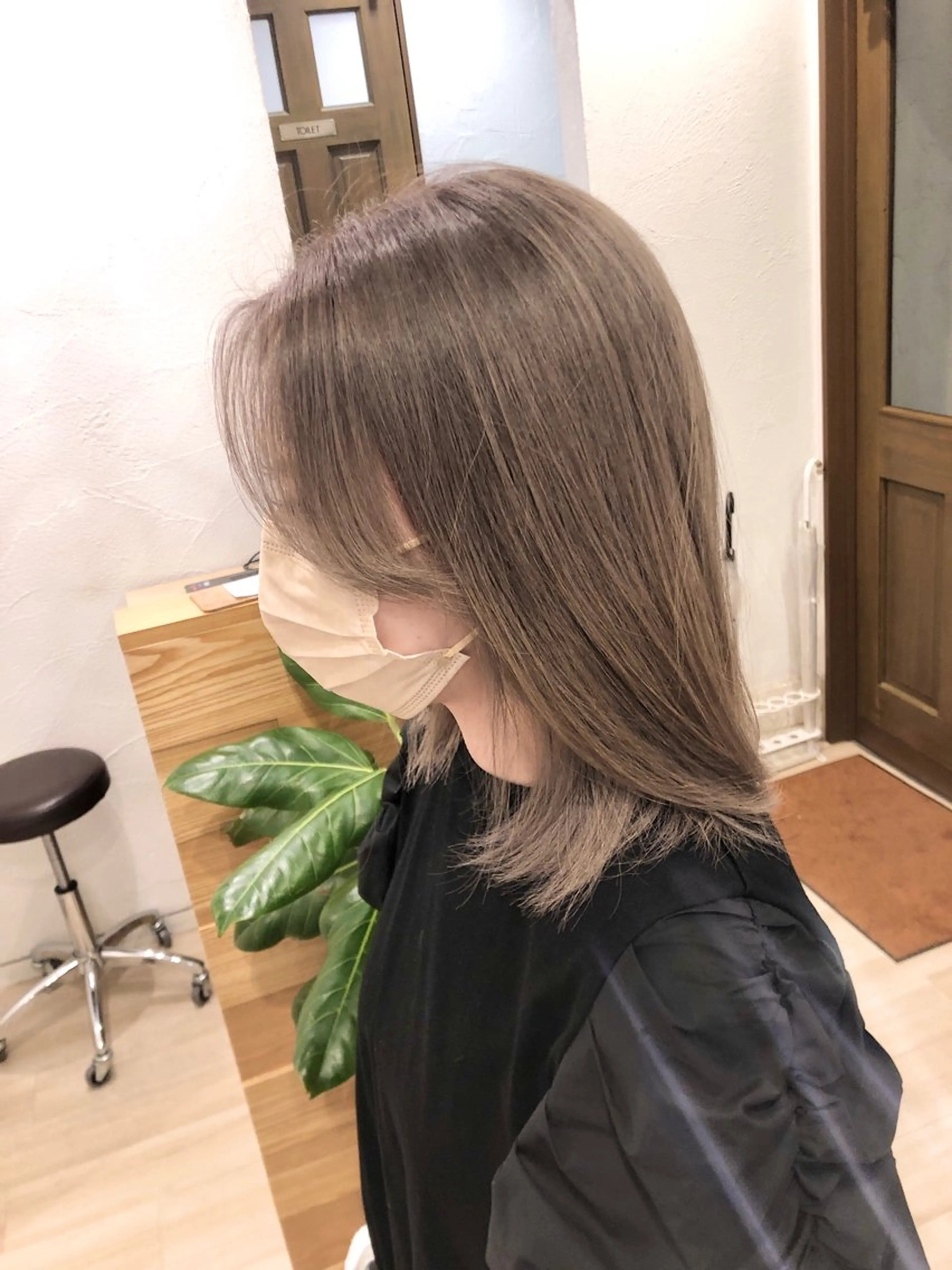 ミディアム カラー パーマ ヘアアレンジ ダブルカラー グレージュ 顔まわりレイヤー 顔周りカット 切りっぱなしロブ カット ヘアカラー トリートメント 【ツヤ髪美容師】 ツダケイスケのヘアスタイル