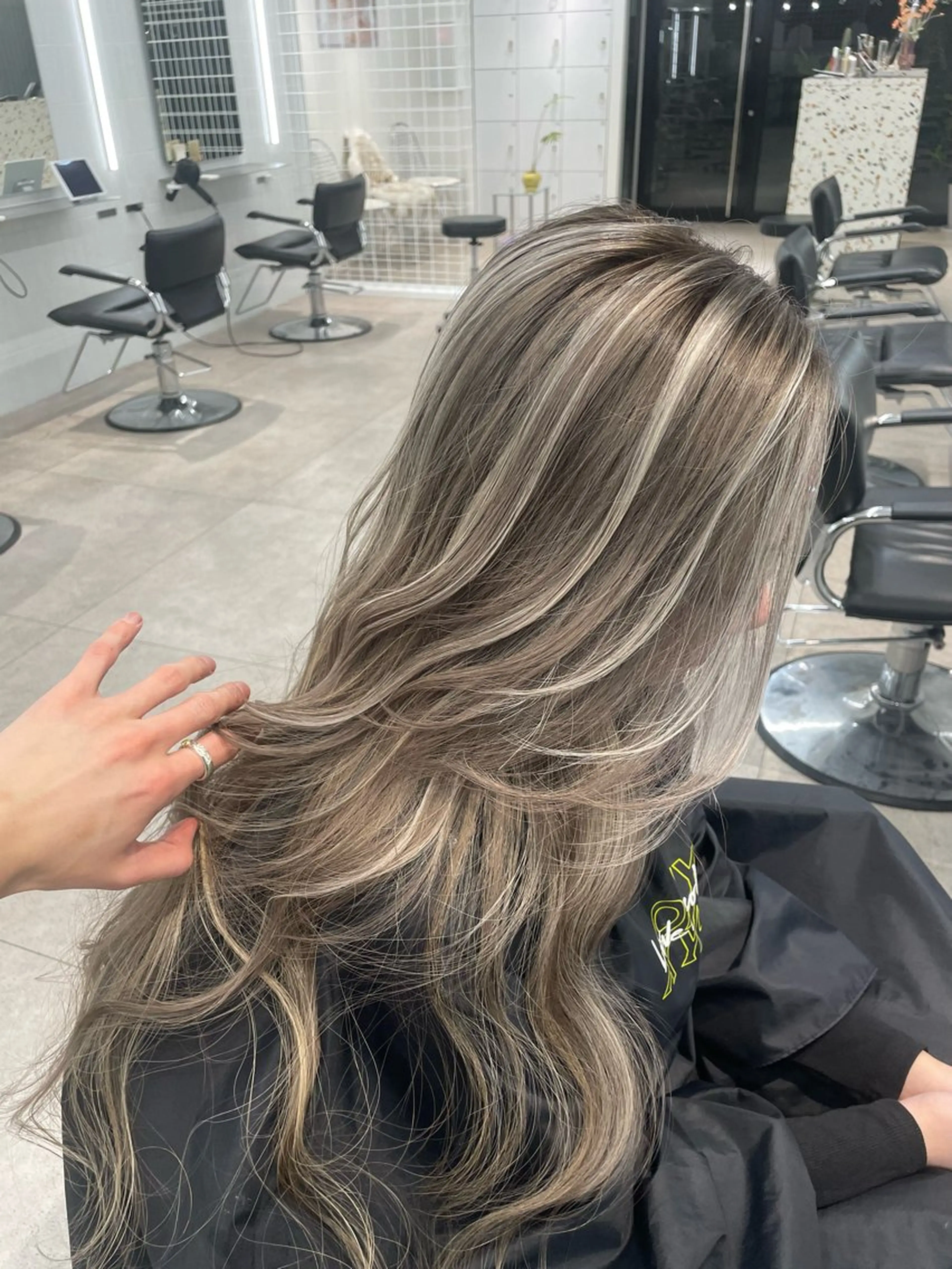 ミディアム カラー ハイライトカラー ハイライト ヘアカラー ⚜️上品ハイライト ／表参道⚜️✨のヘアスタイル