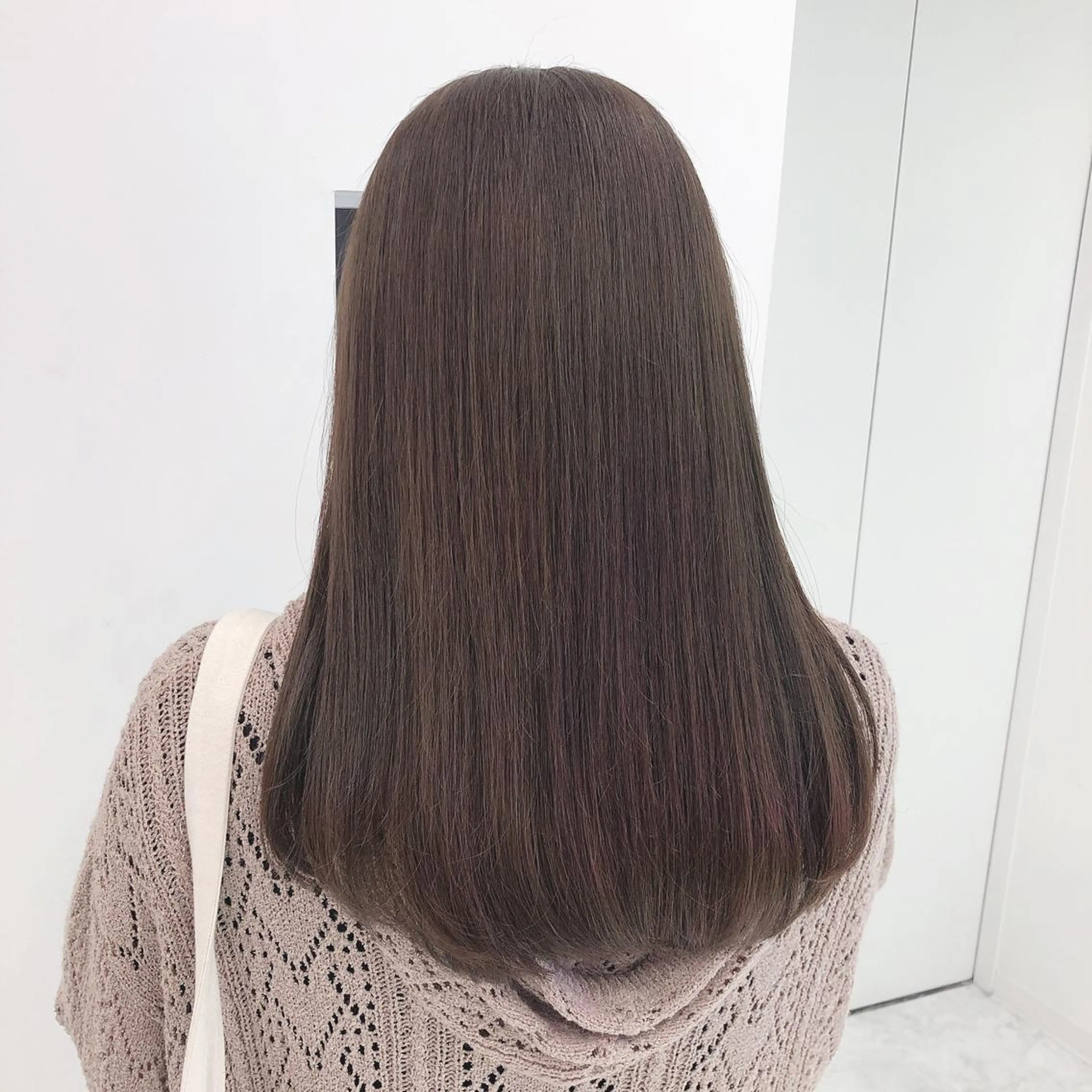 セミロング カラー ショコラグレージュ グレージュ 韓国レイヤー 似合わせカラーのヘアスタイル