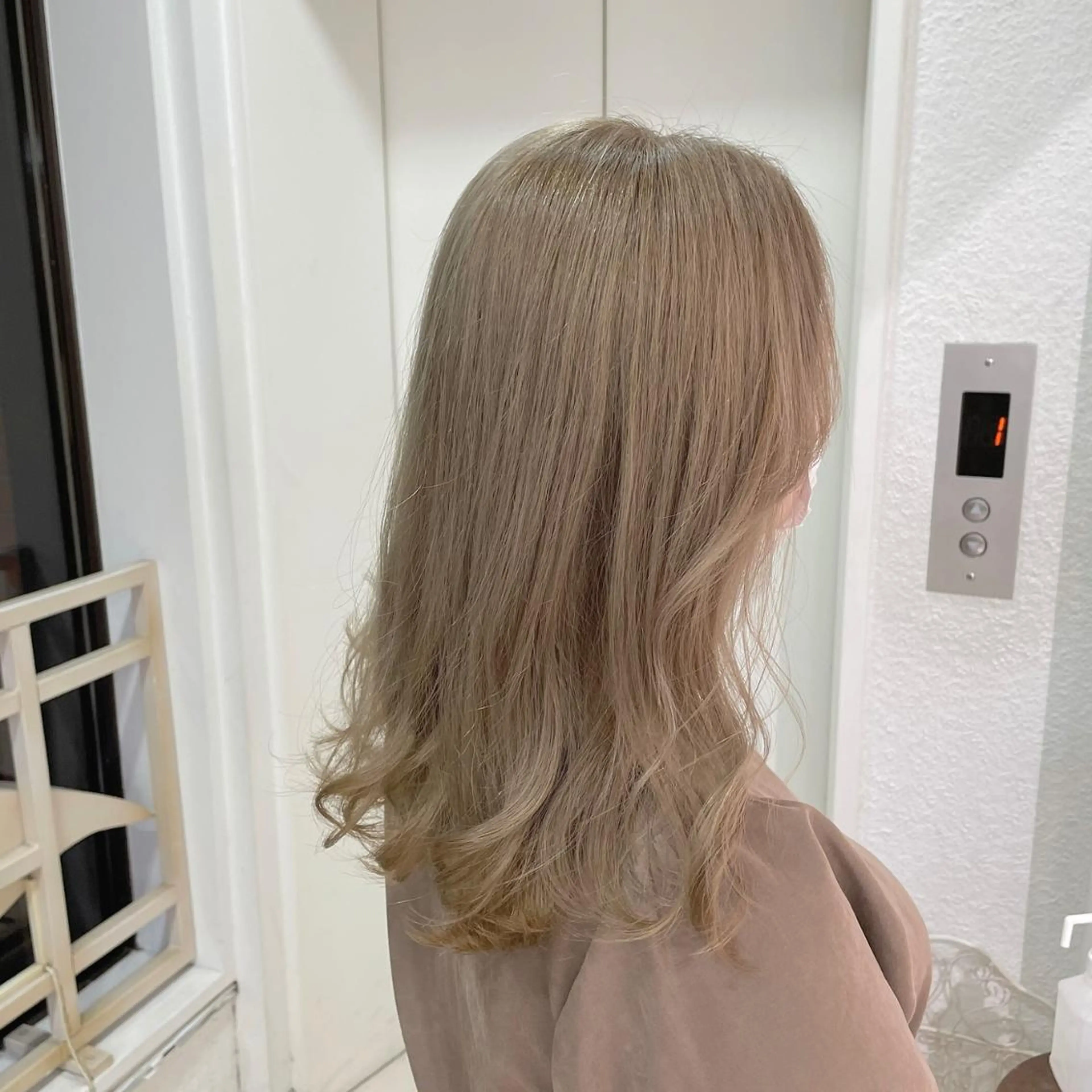 ミディアム カラー ブリーチ TRENCH　相澤 果歩のヘアスタイル