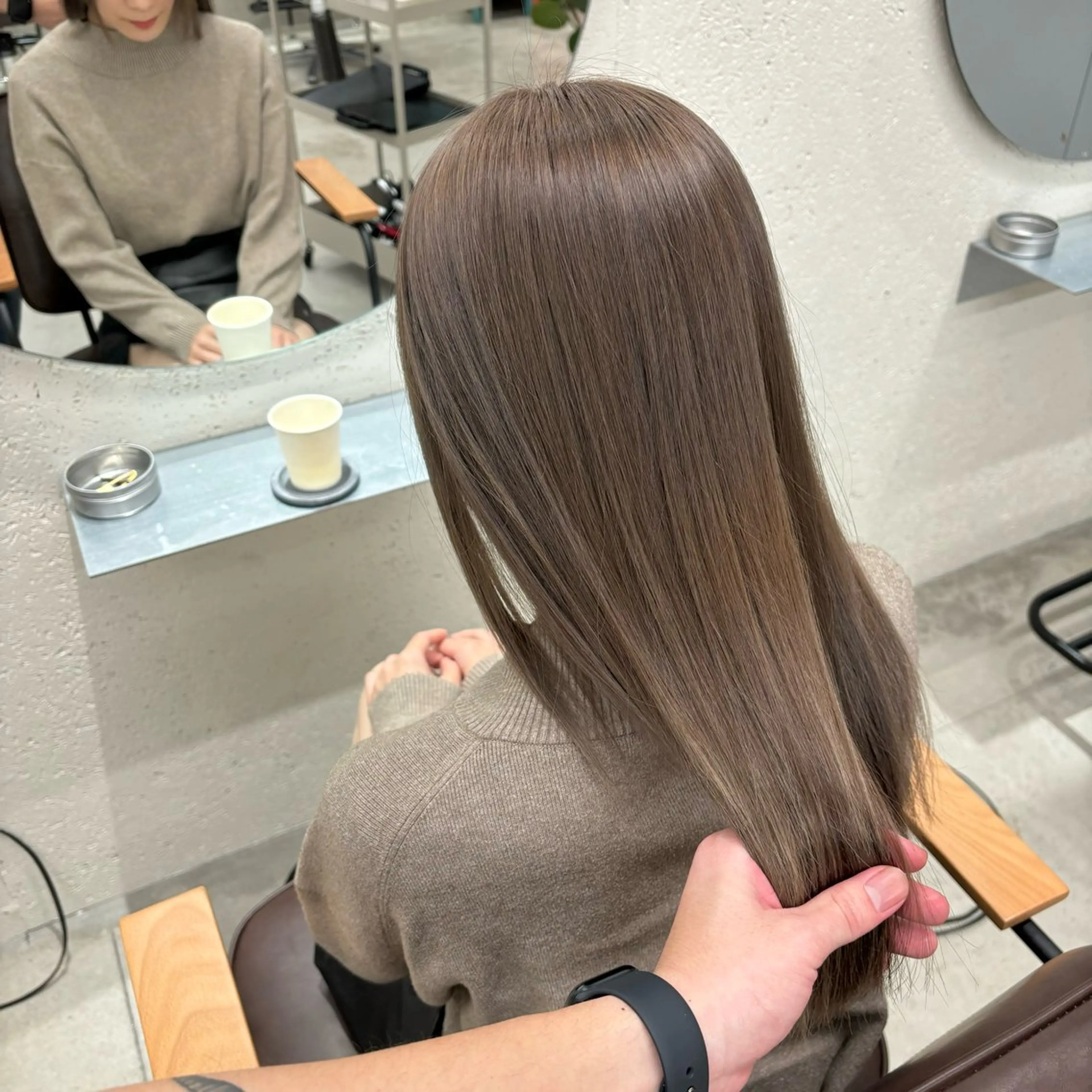 ミディアム カラー ブリーチ グレージュ ミルクティーグレージュ ヘアカラー トリートメント ヘッドスパ ヘアセット オカベ ショウマのヘアスタイル
