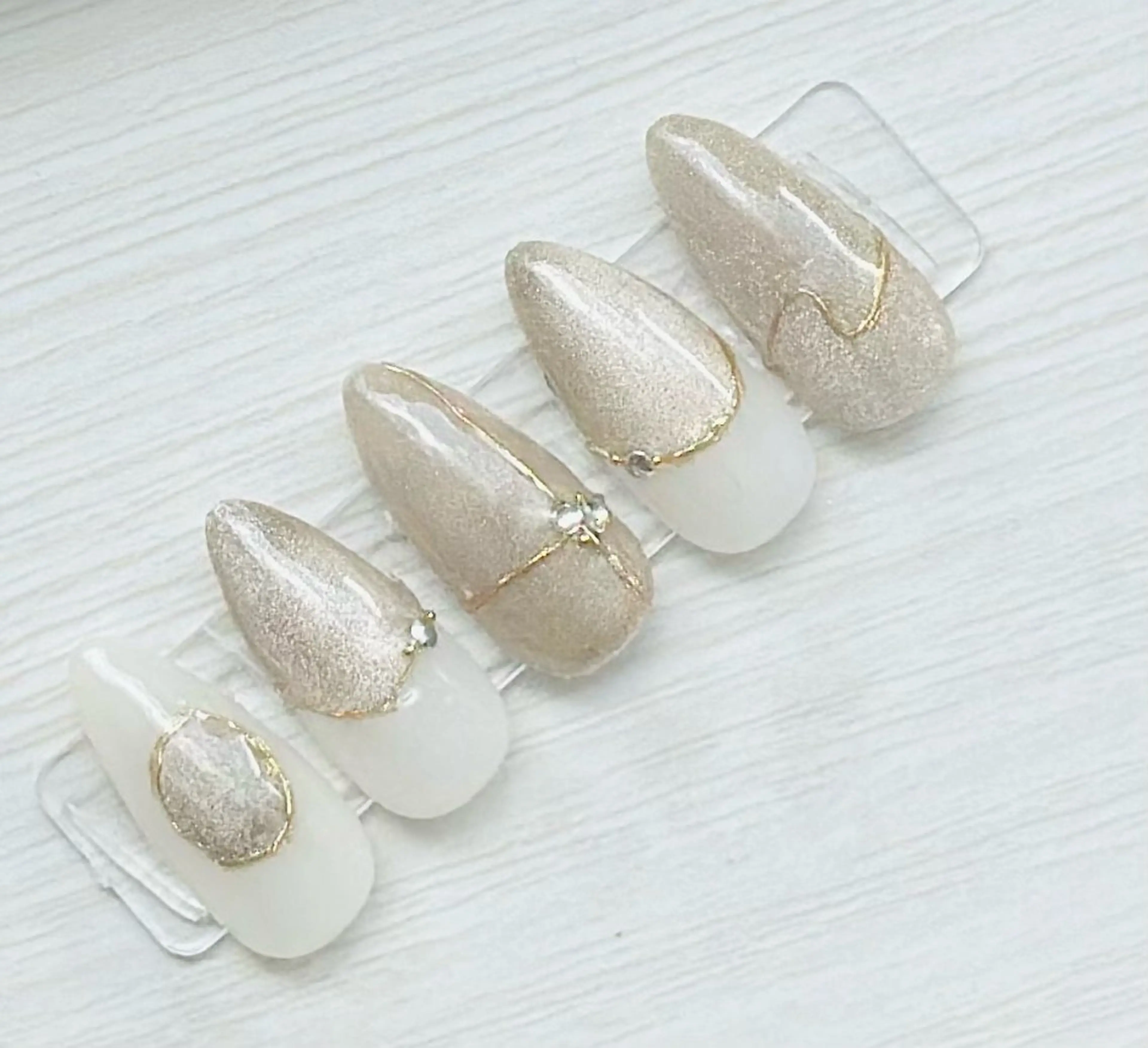 ネイル ゴールド キラキラネイル マグネットネイル nailsalon oluoluのネイルデザイン