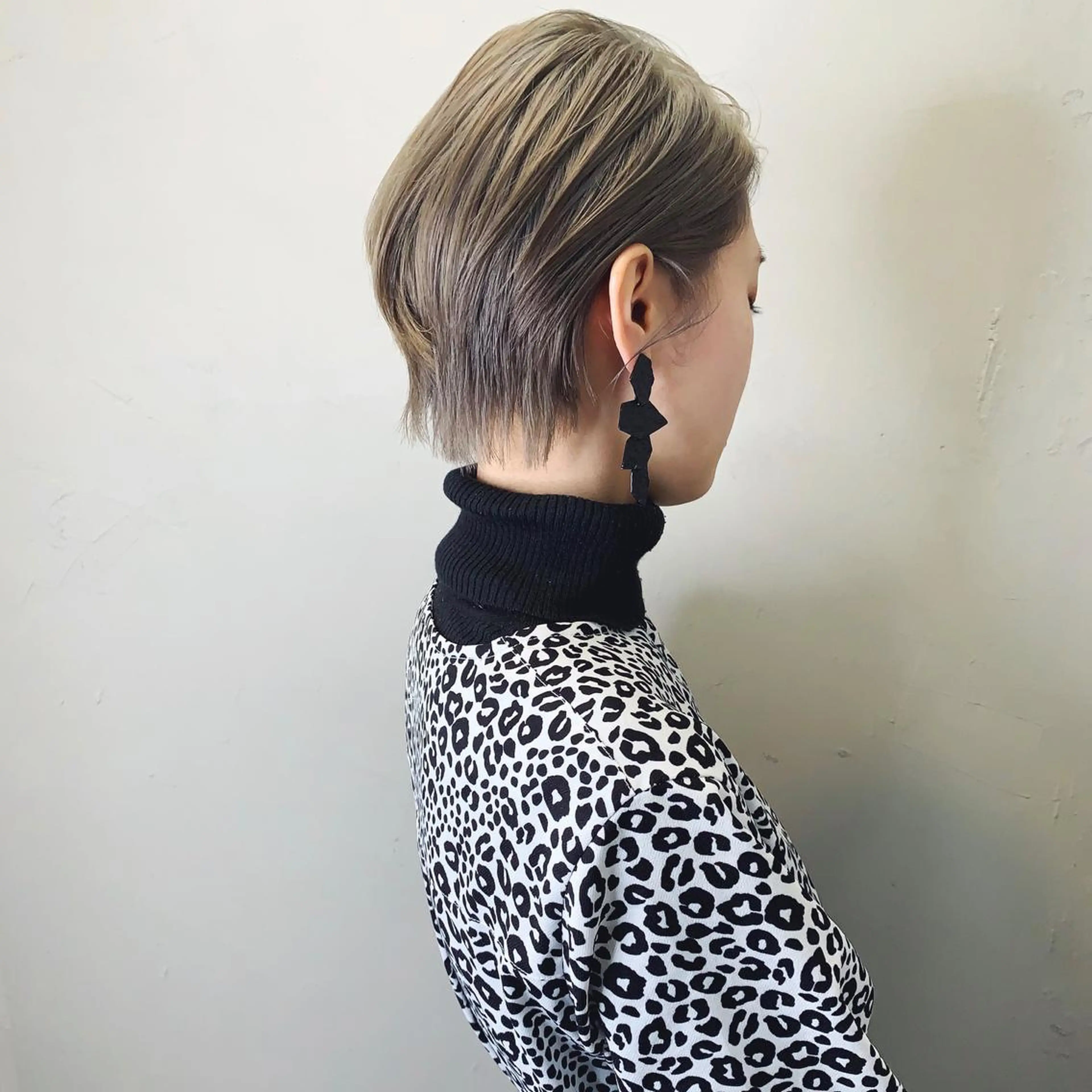 ショート カラー ベージュカラー ブリーチ ハイトーンカラー ハイトーンベージュ カット ヘアカラー トリートメント AMI Hair Supply所属・Yusuke Aのヘアスタイル