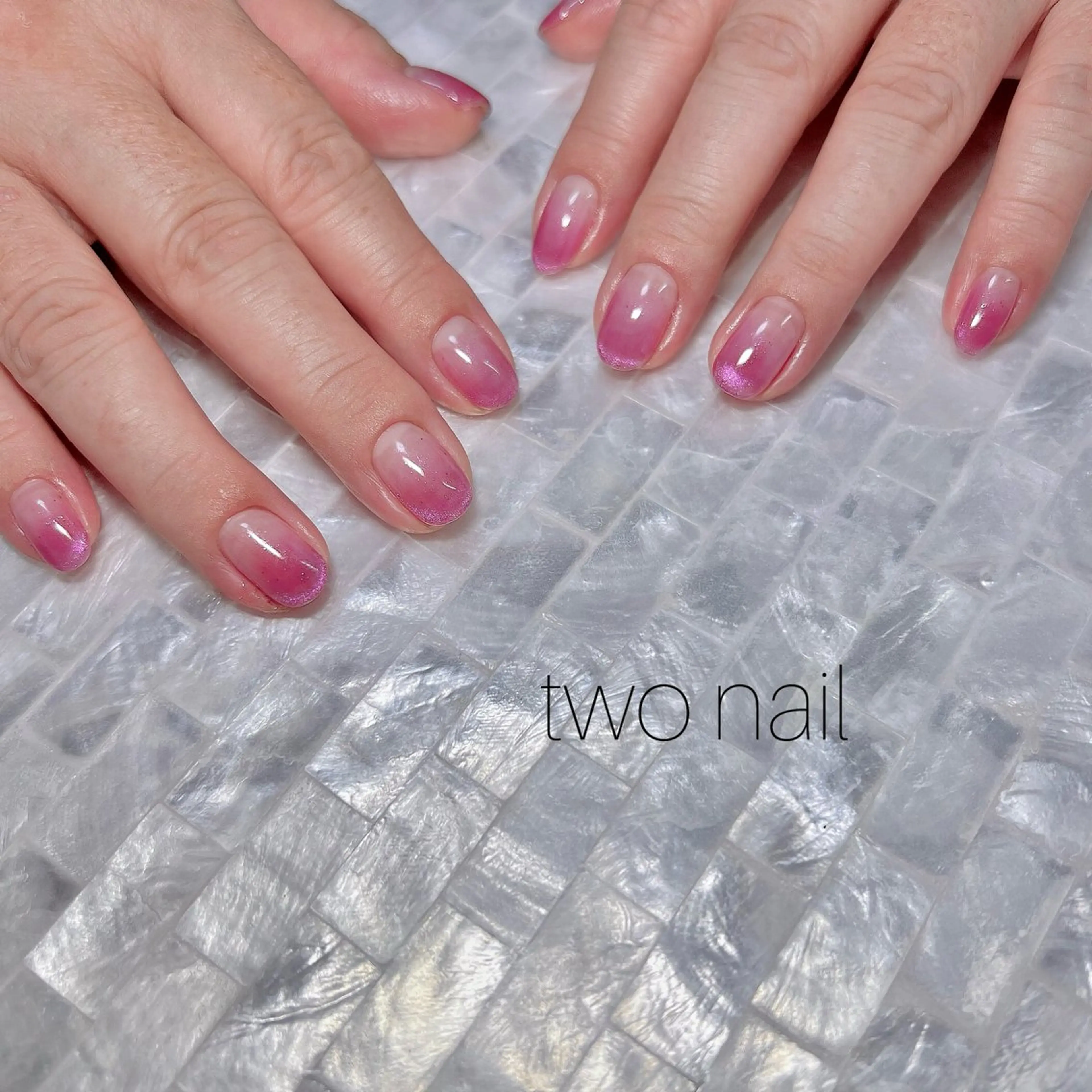 ネイル キラキラネイル マグネットネイル ネイルチップ ホワイト ハンドネイル two nailのネイルデザイン