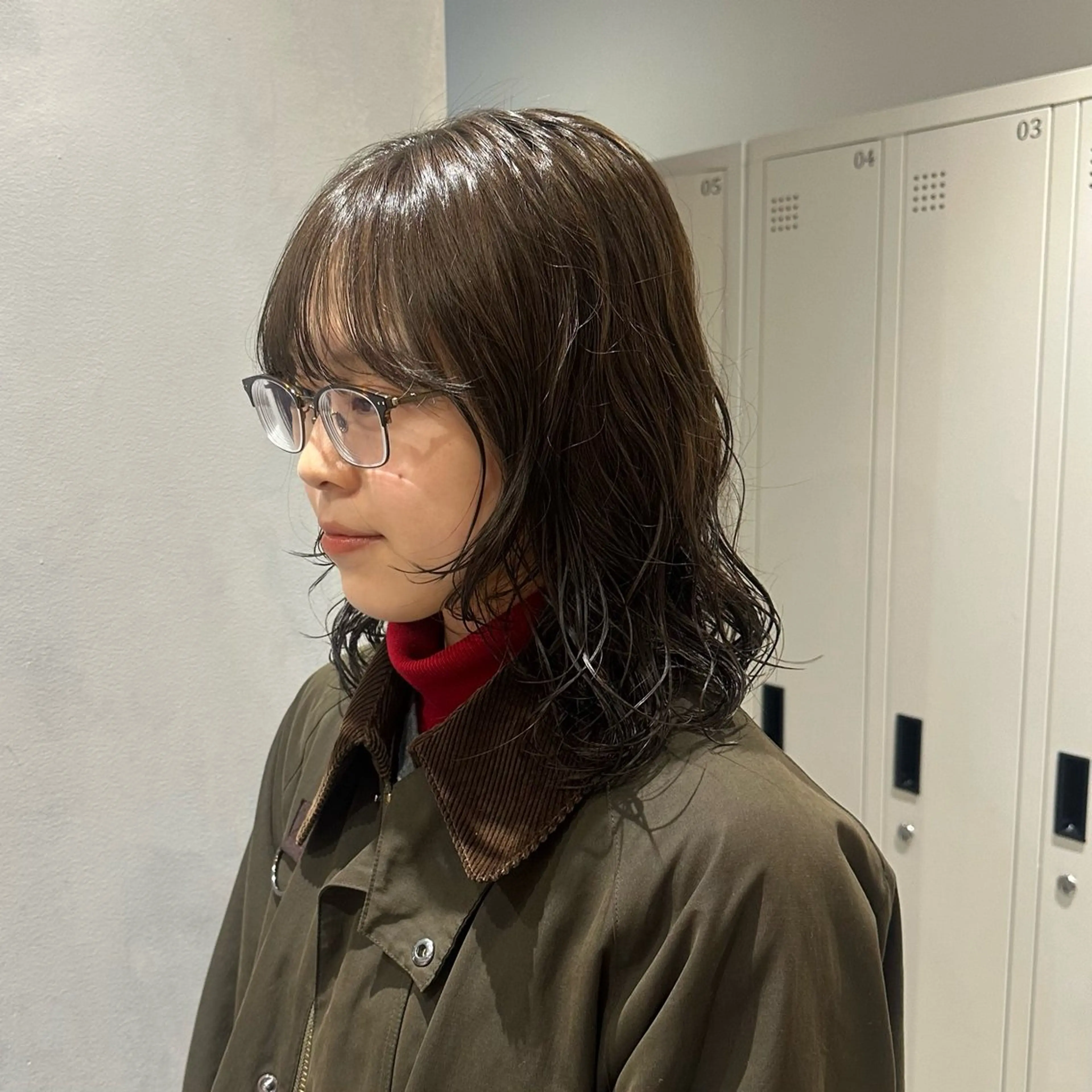 ミディアム カラー パーマ ミディアムパーマ ベージュカラー オリーブベージュ パーマ もも ／メンズ〜レディースのヘアスタイル