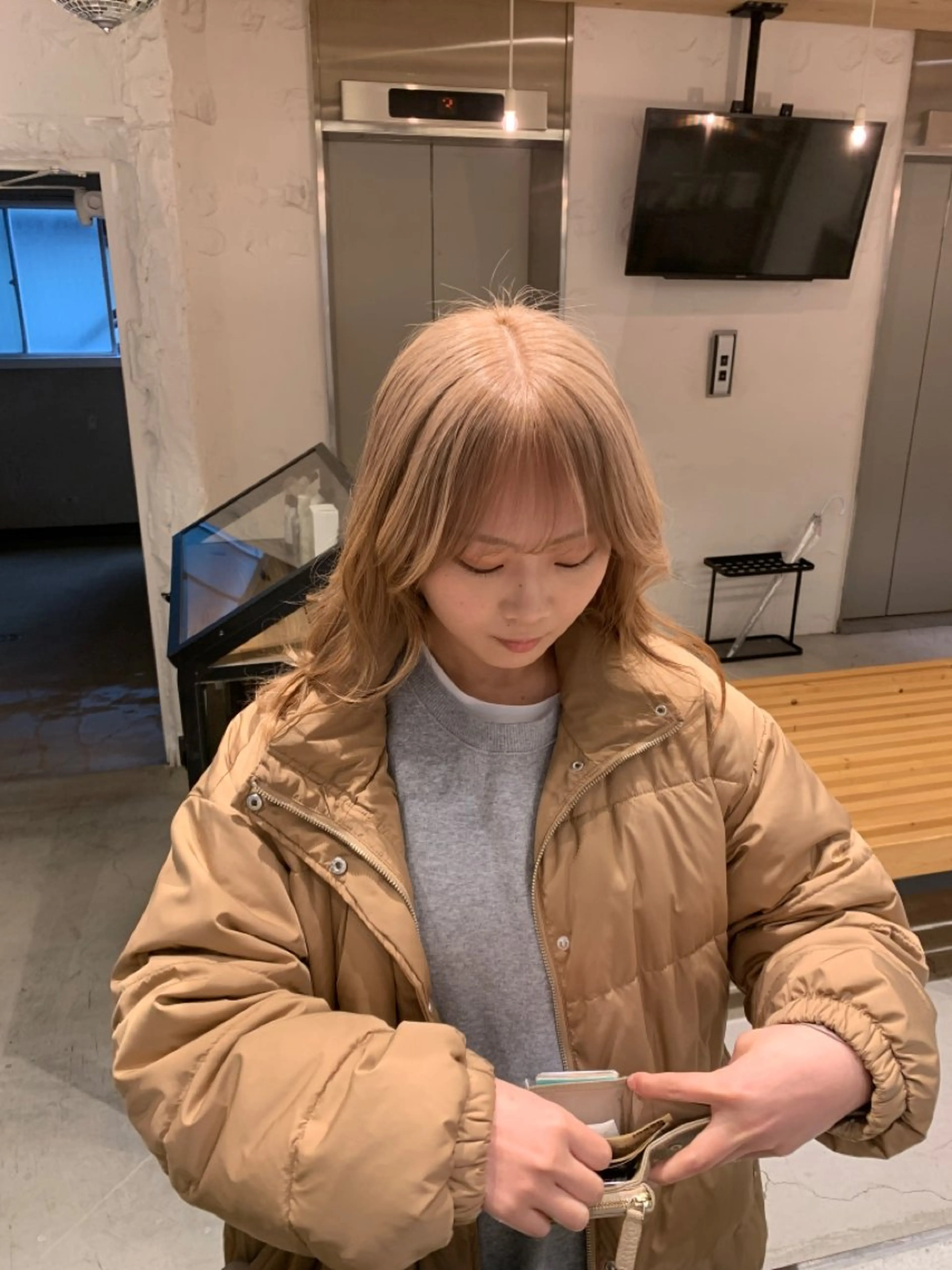 セミロング カラー ヘアアレンジ ベージュカラー ブリーチ ハイトーンカラー ホワイトベージュ 🌈難波🌈ベージュ カラー【ヒロム】のヘアスタイル