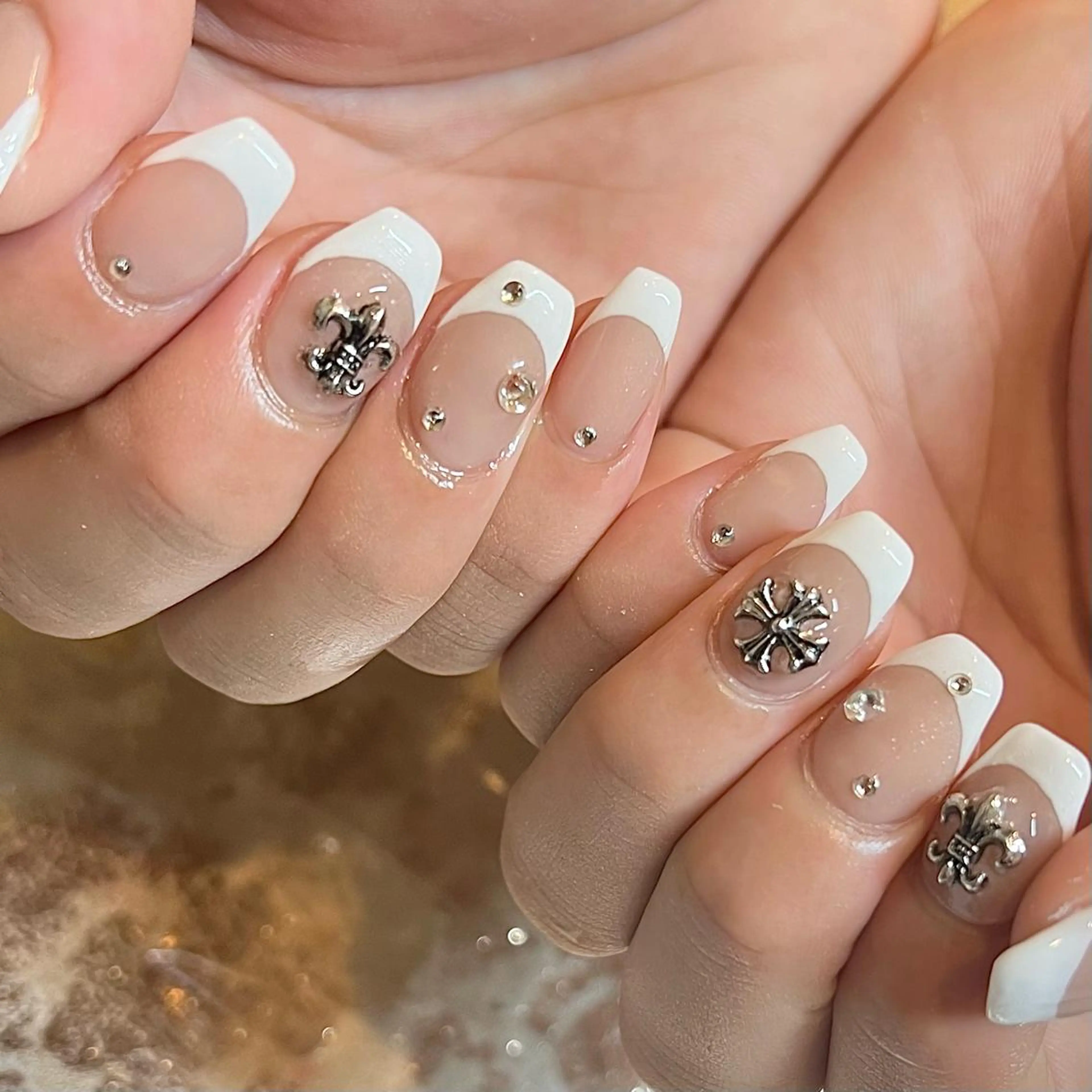 ショート ネイル フレンチネイル ハンドネイル H🌺 NAILのネイルデザイン