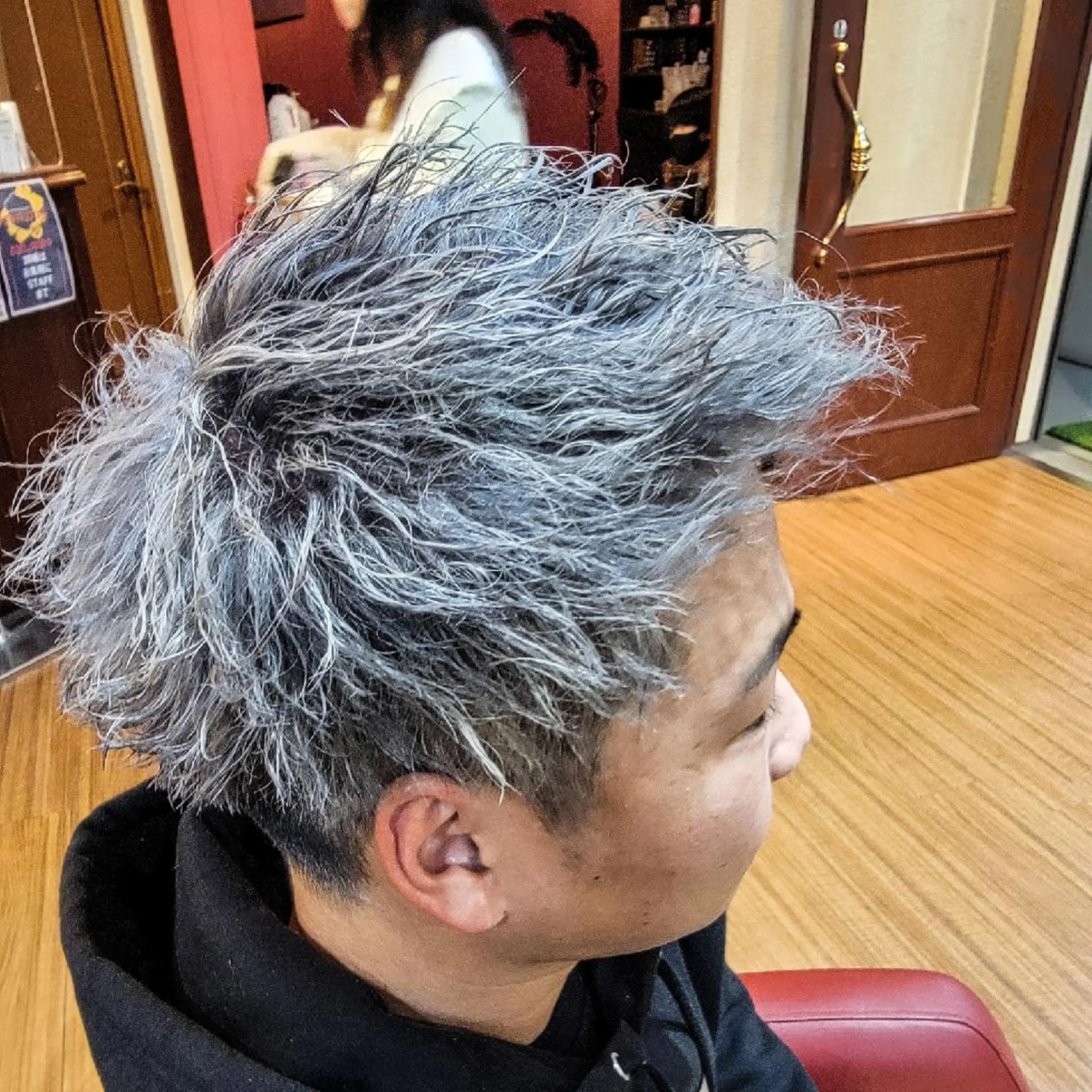 メンズ パーマ カラー メンズブリーチ ブリーチ FREEX所属・特殊パーマ 片山恭兵のヘアスタイル