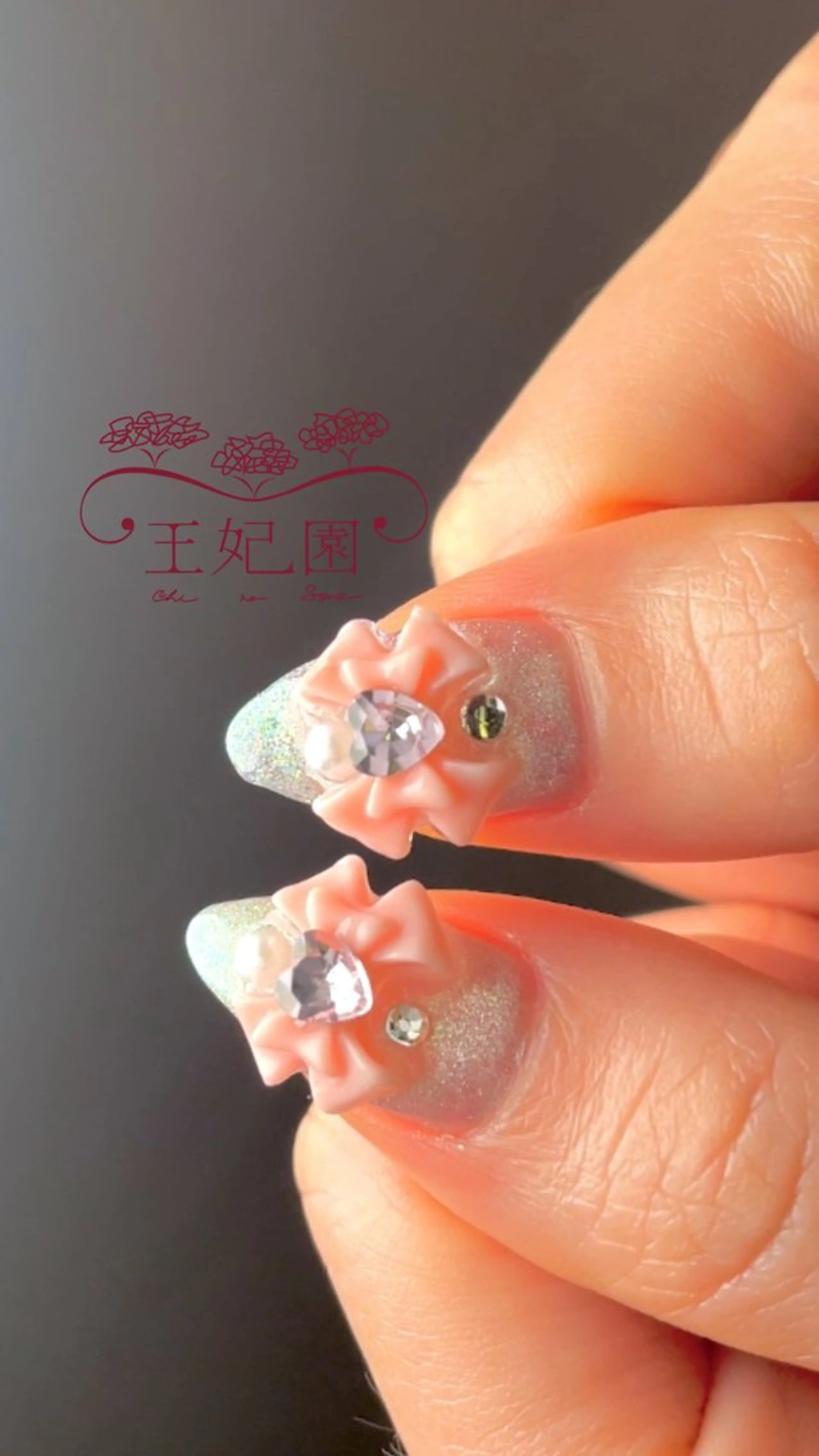 ネイル フレンチネイル ガラスフレンチ キラキラネイル 冬ネイル クリスマス nail salon王妃の園所属・王妃の園 ohinosonoのネイルデザイン