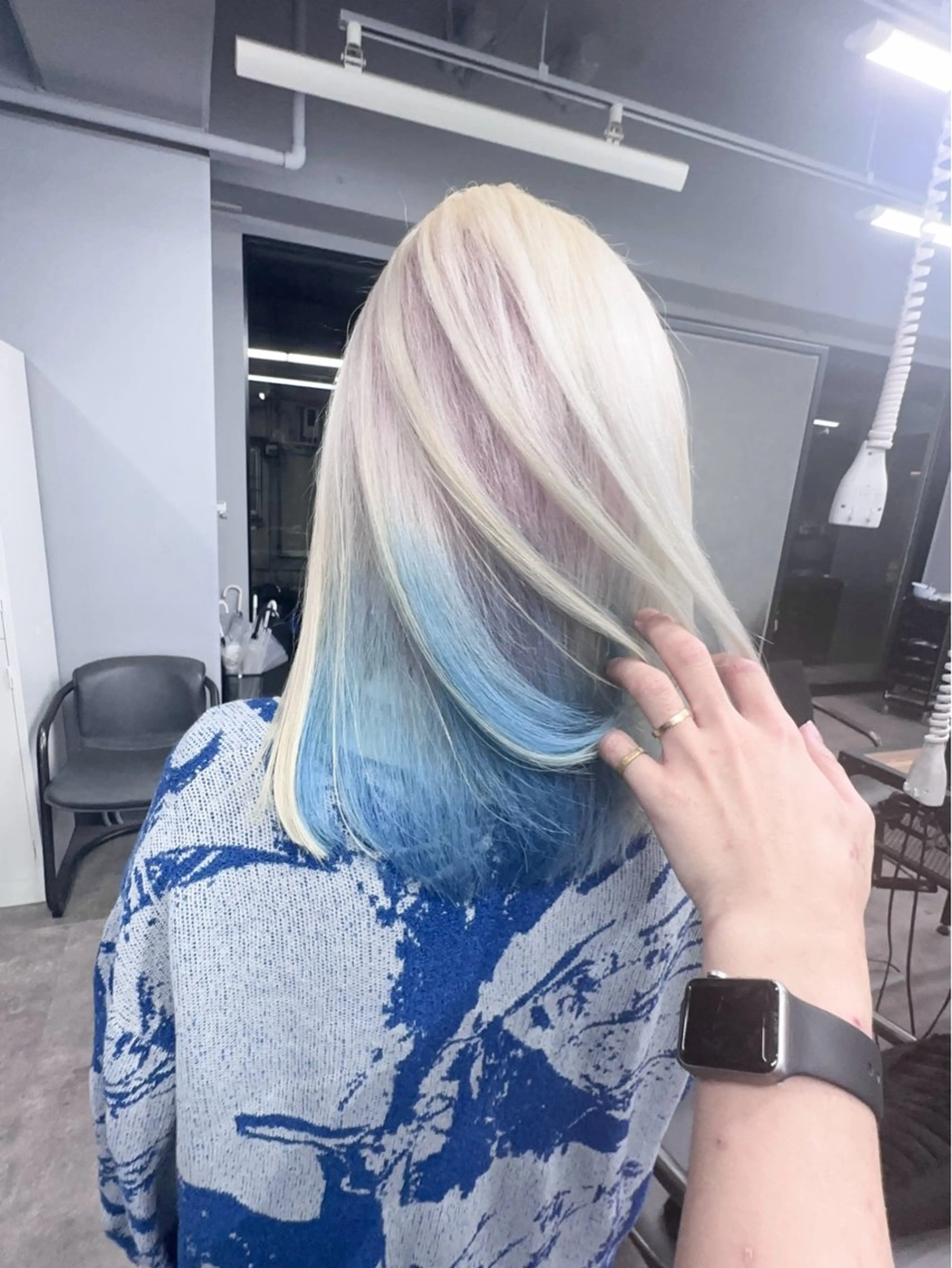 ロング 前髪カット🩶レイヤ ー🩶ハイトーン🩶のヘアスタイル