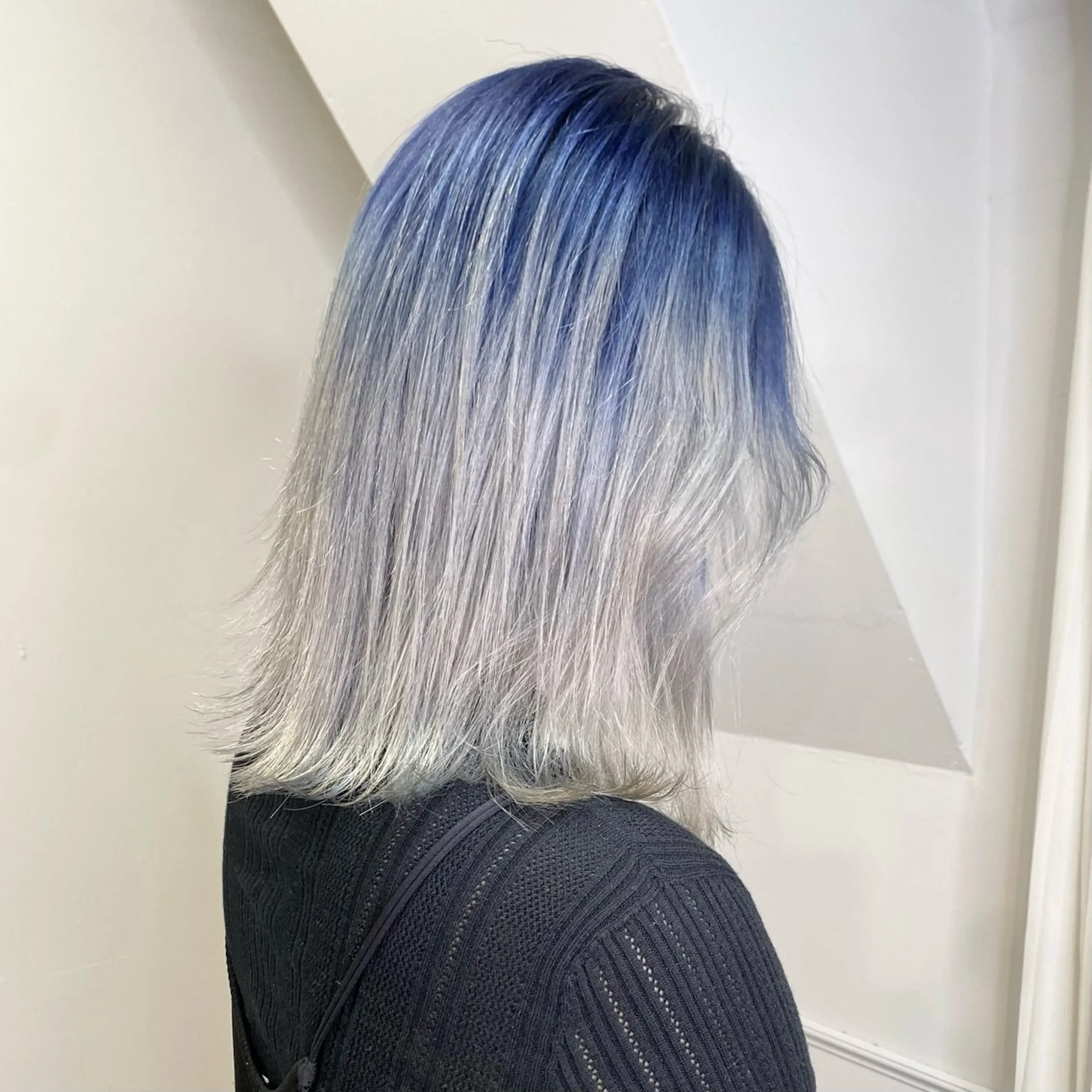 ミディアム カラー ヘアアレンジ ミストバング ブリーチ ブルーカラー ケアブリーチ デザインカラー カット ヘアカラー トリートメント 韓国ヘア×髪質 改善🇰🇷シオリのヘアスタイル