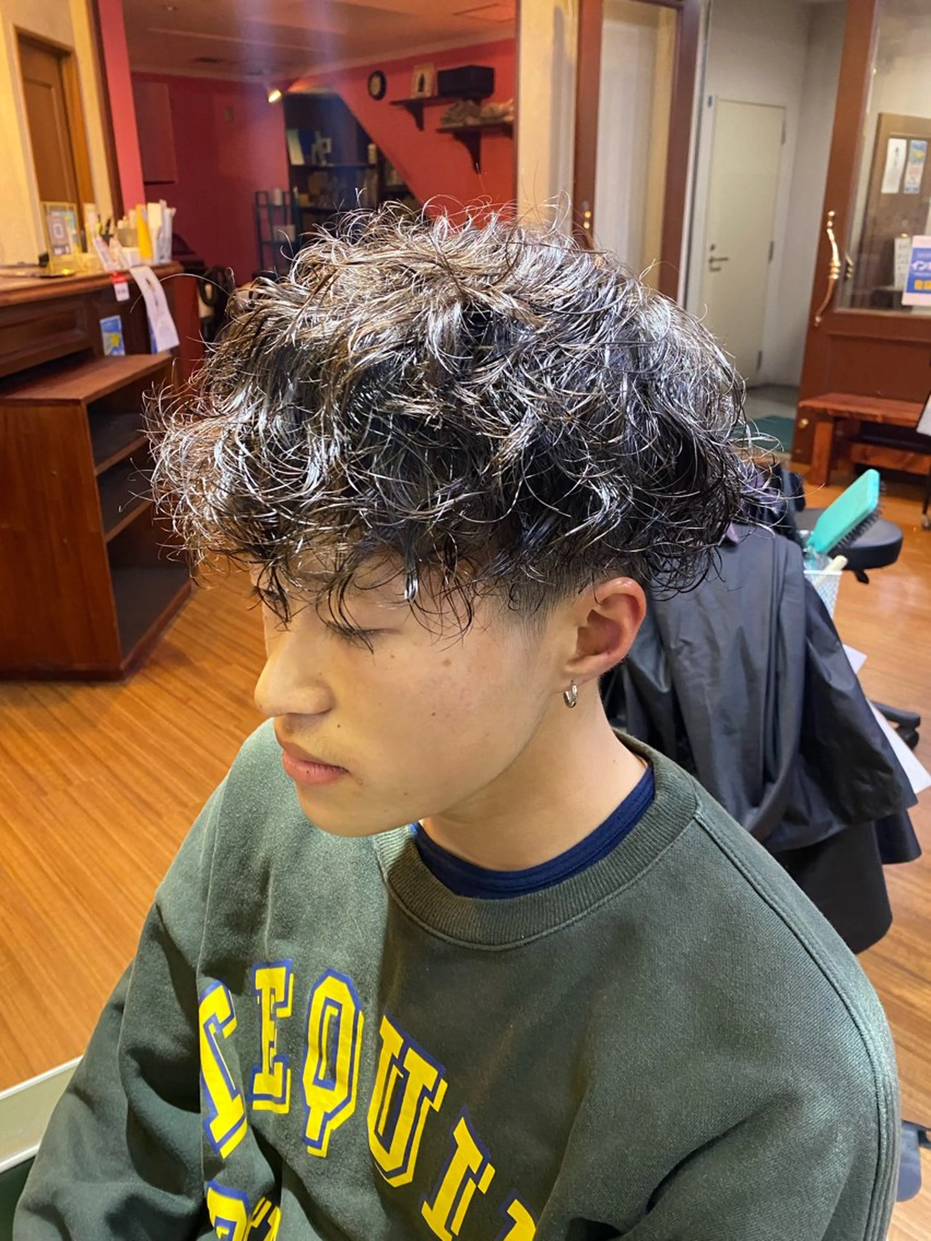 ミディアム パーマ メンズ カット パーマ 【阪急六甲 サロン ド ロイ】所属・メンズ特化 岸本 阪急六甲サロンドロイのヘアスタイル