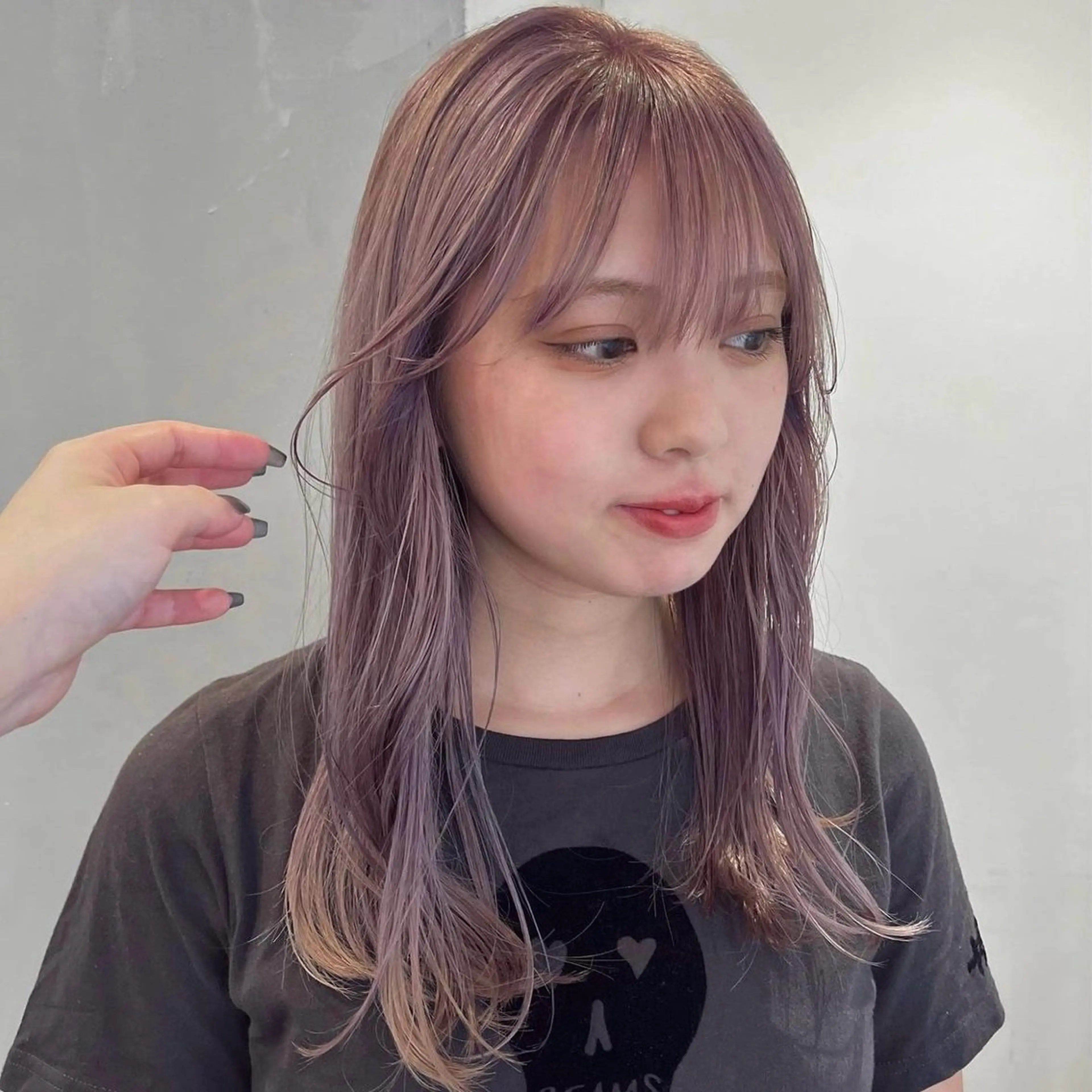 セミロング カラー ベージュカラー ハイトーンカラー ピンクカラー シルバー kuma /透明感カラーのヘアスタイル