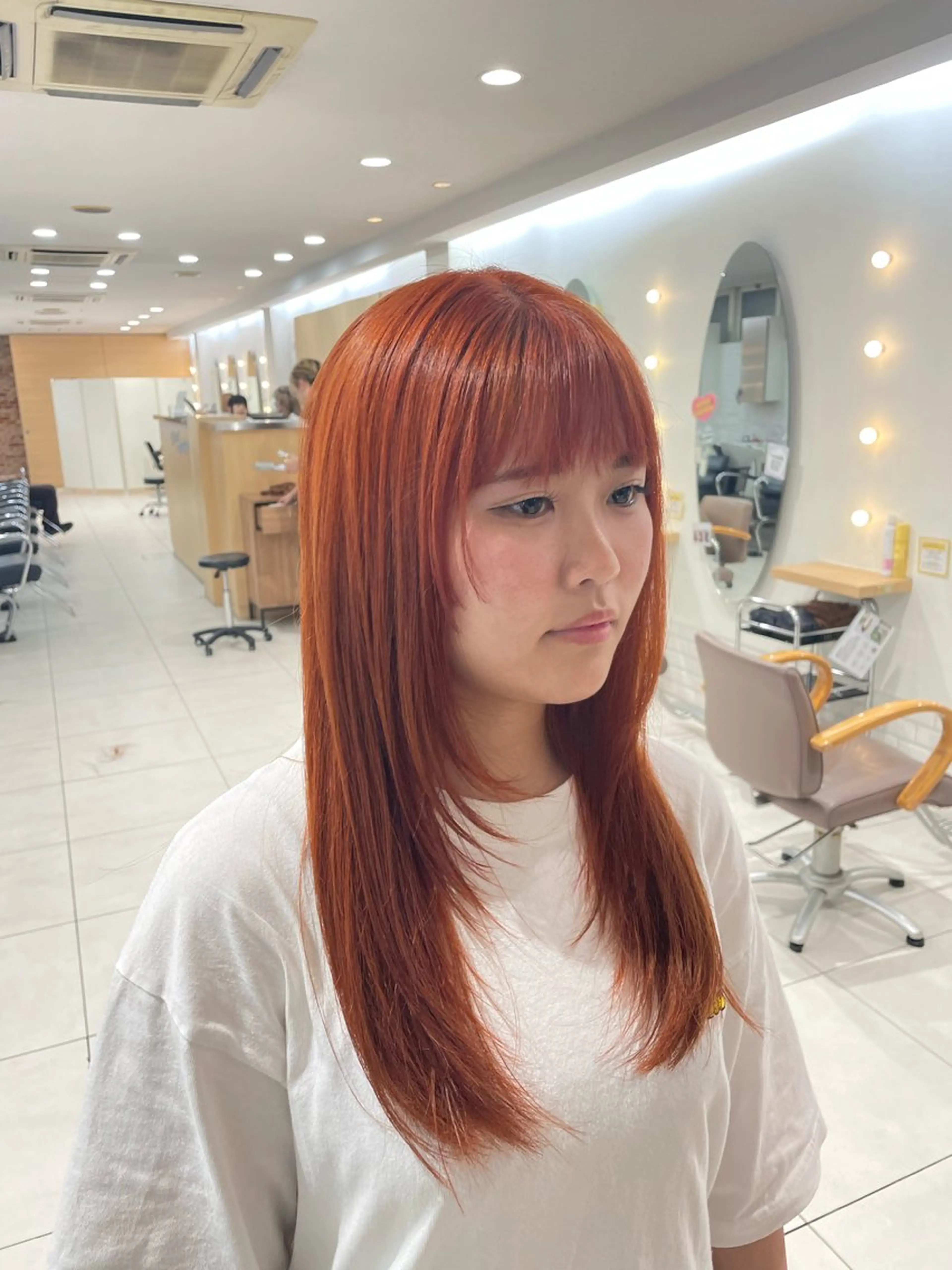 セミロング カラー ブリーチ オレンジ ヘアカラー ウラスギ アカリのヘアスタイル