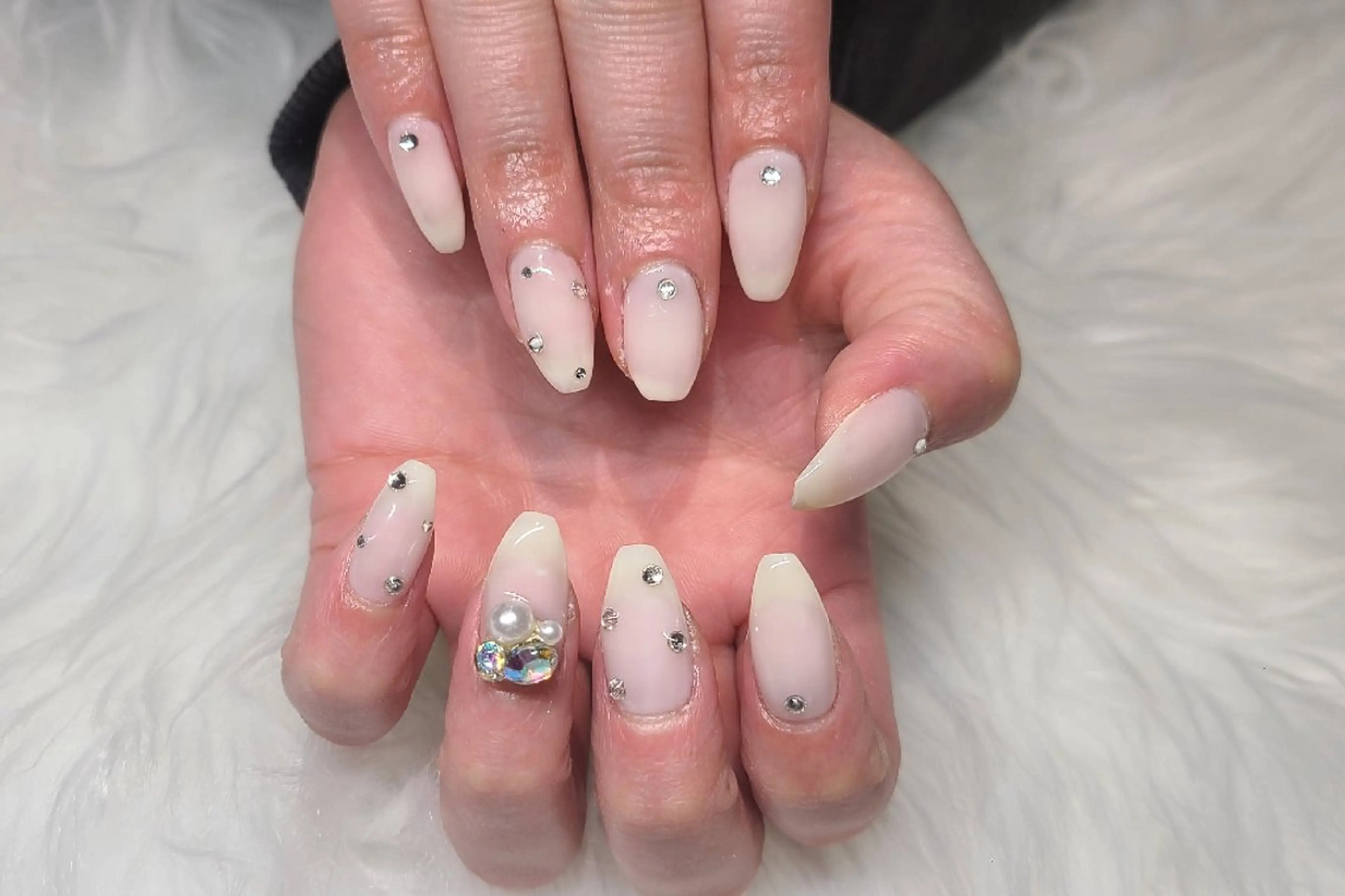 ネイル ワンカラーネイル ストーンネイル ホワイト ハンドネイル Ravissy Nailのネイルデザイン