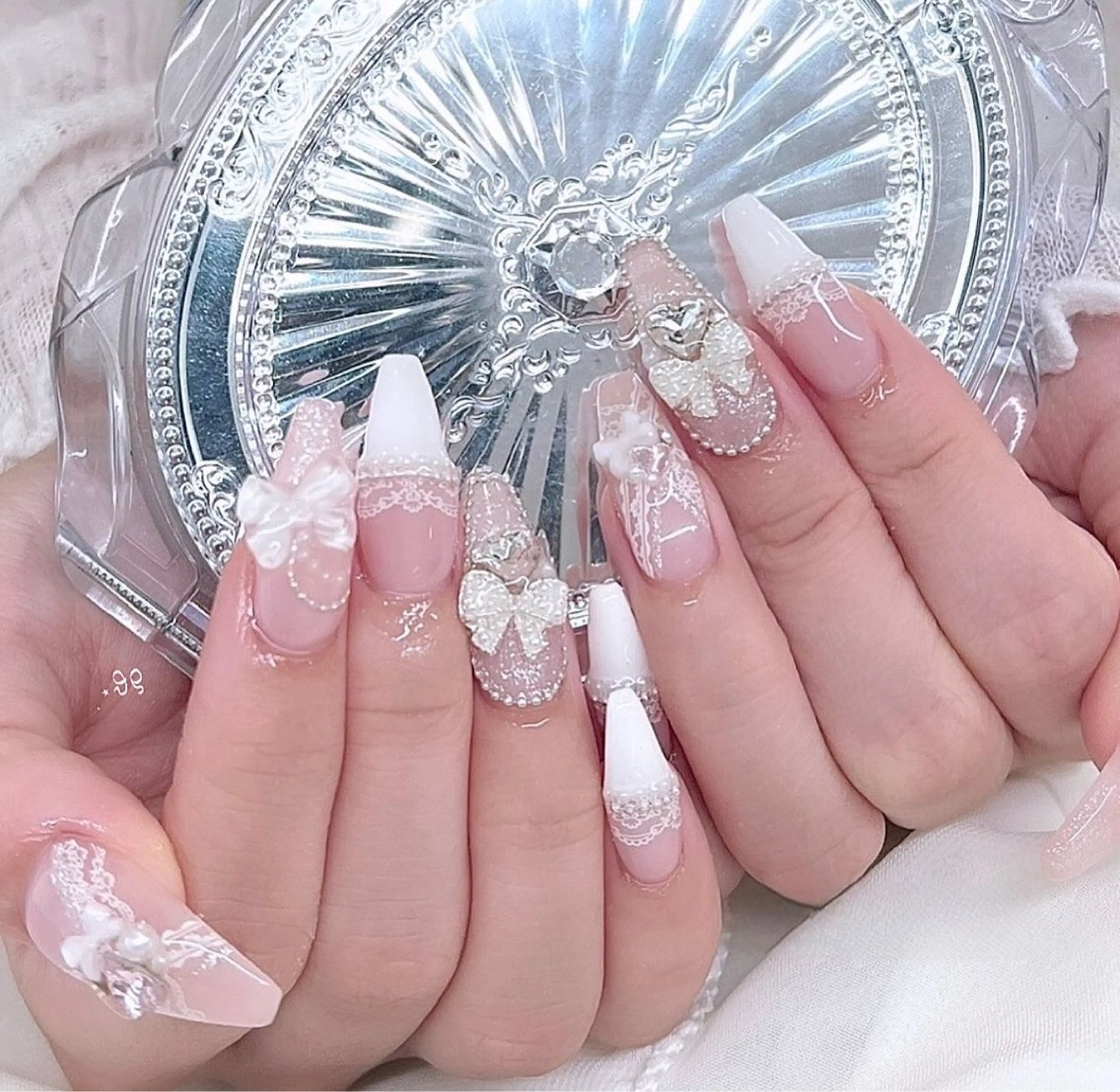 ネイル フレンチネイル キラキラネイル マグネットネイル ミラーネイル ニュアンスネイル ハンドネイル Lyn TA Nailのネイルデザイン