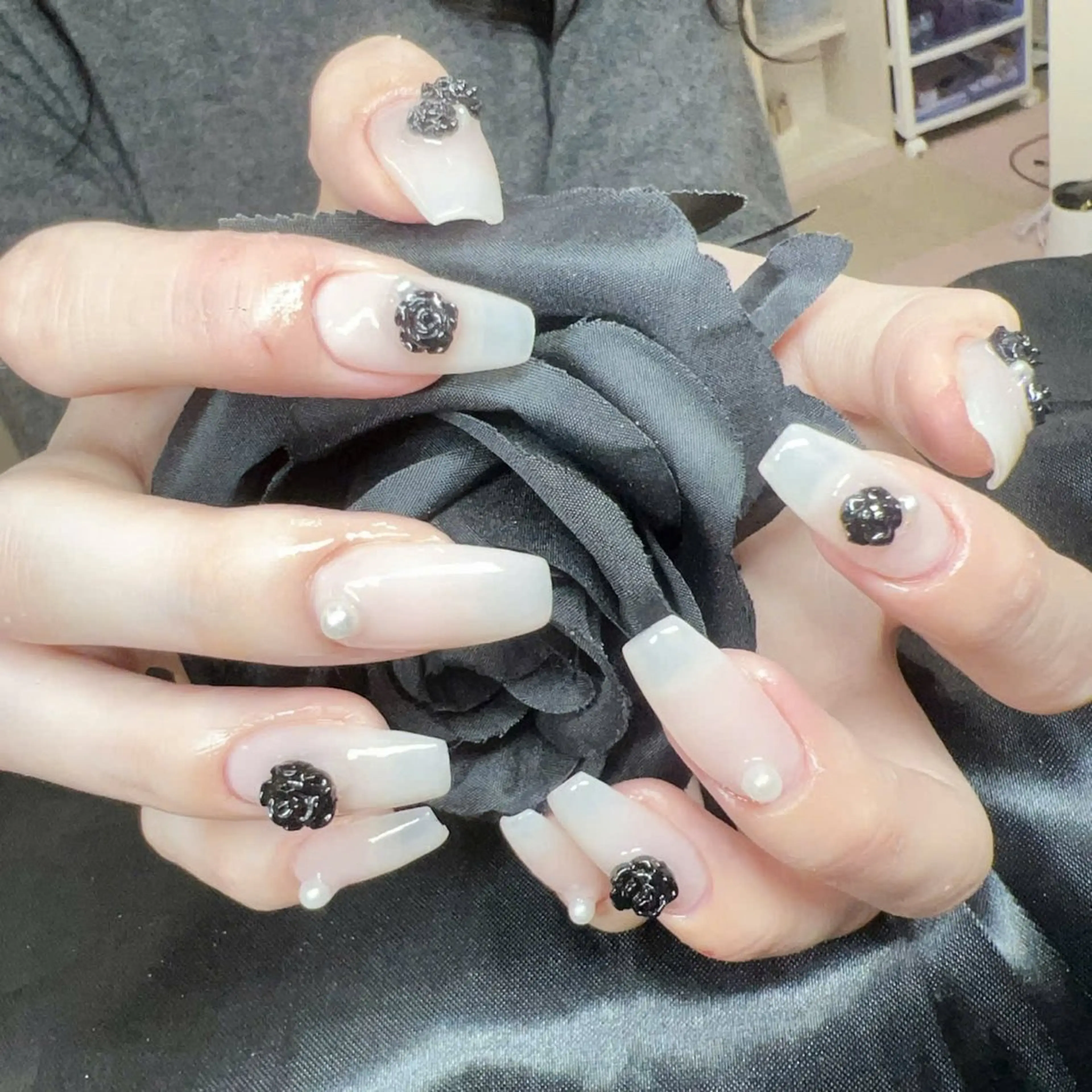 ネイル ホワイト ハンドネイル HEAVEN BEAUTY  & NAIL SALON所属・馬詰 にゅんのネイルデザイン