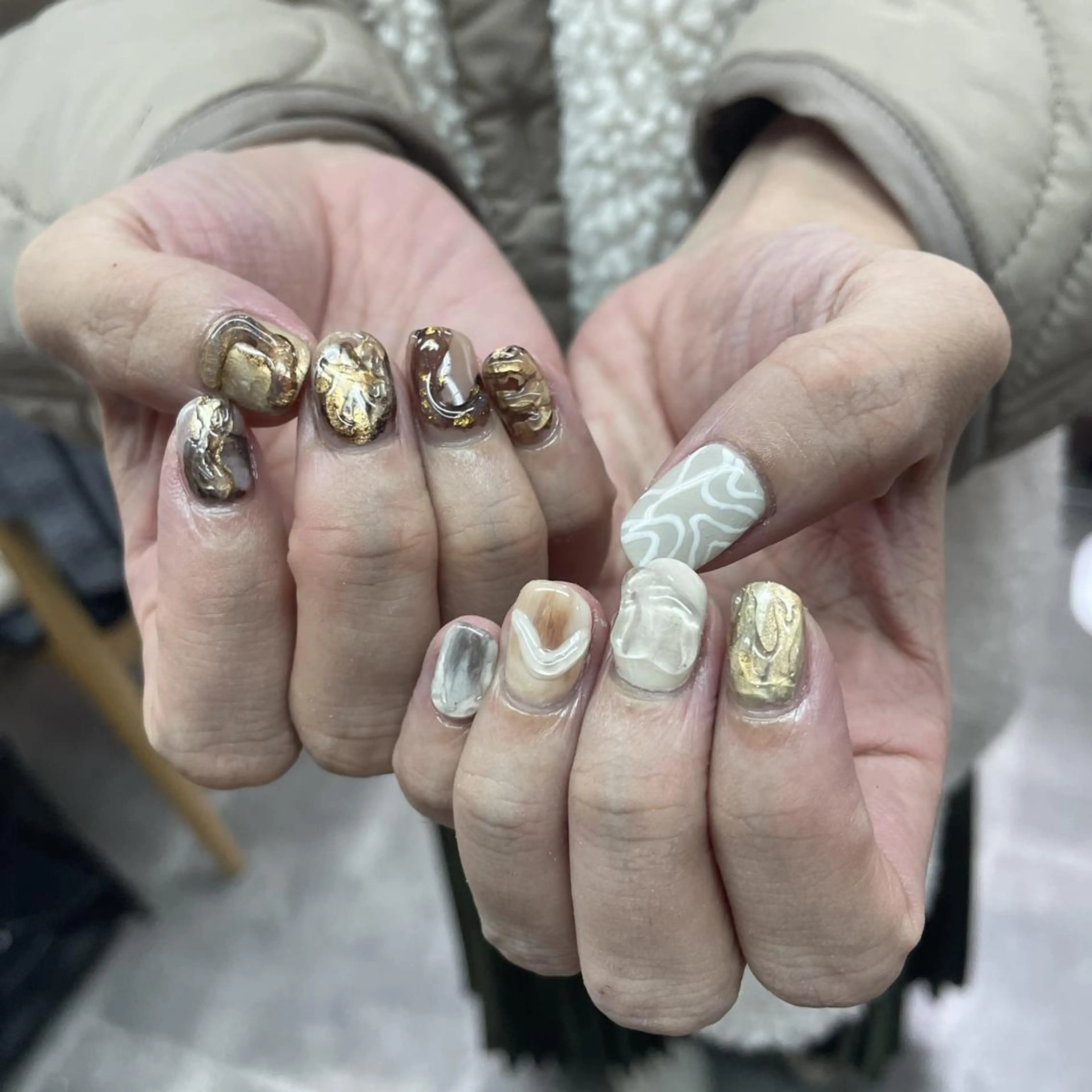 ネイル アートネイル べっ甲ネイル ジェルネイル グリーン キラキラネイル nailstudio eviz新宿店のネイルデザイン