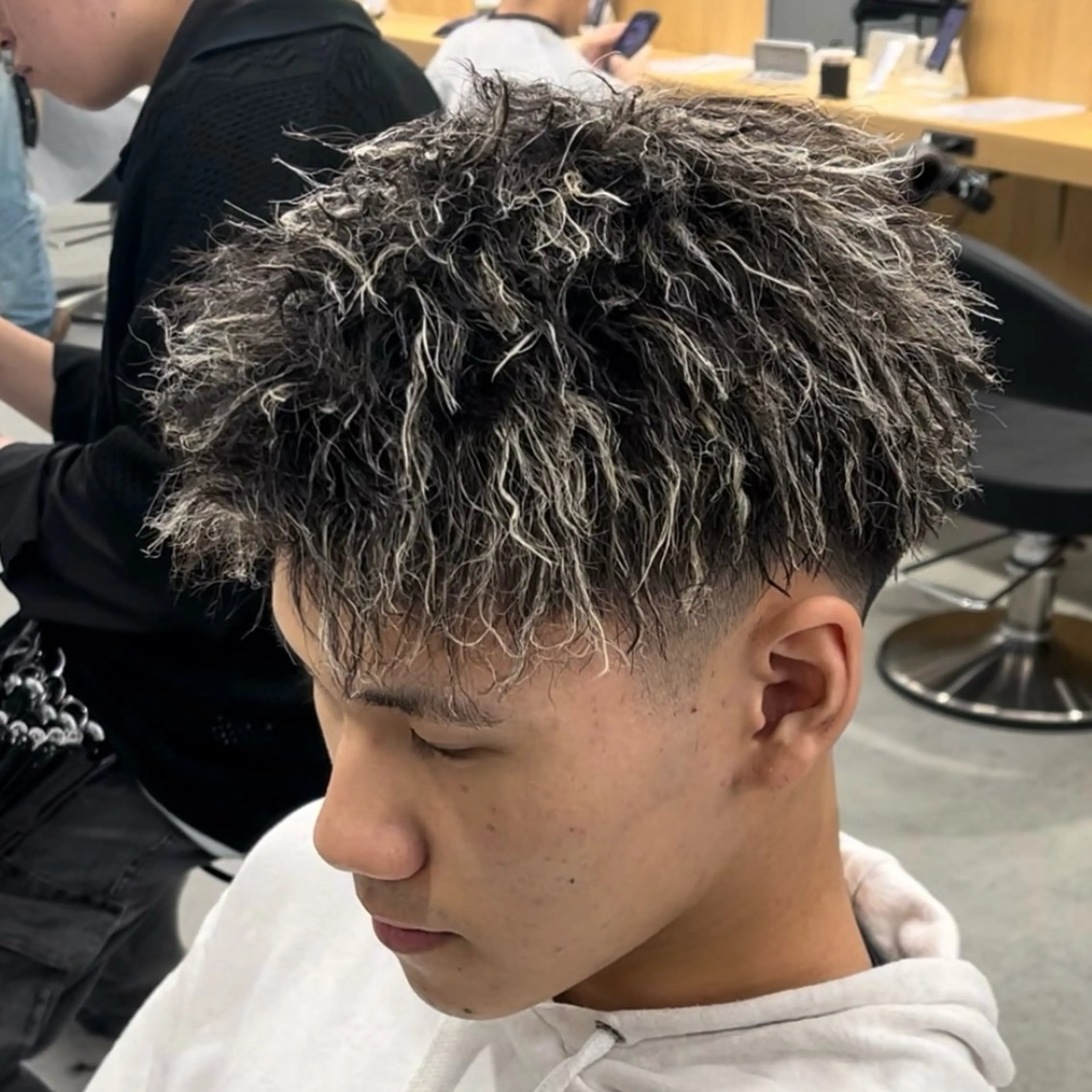 カラー パーマ メンズ アップバング フェードカット メンズハイライト メンズメッシュ メンズパーマ カット ヘアカラー パーマ 🔥メンズカット＋パ ーマ🔥菊池一真のヘアスタイル