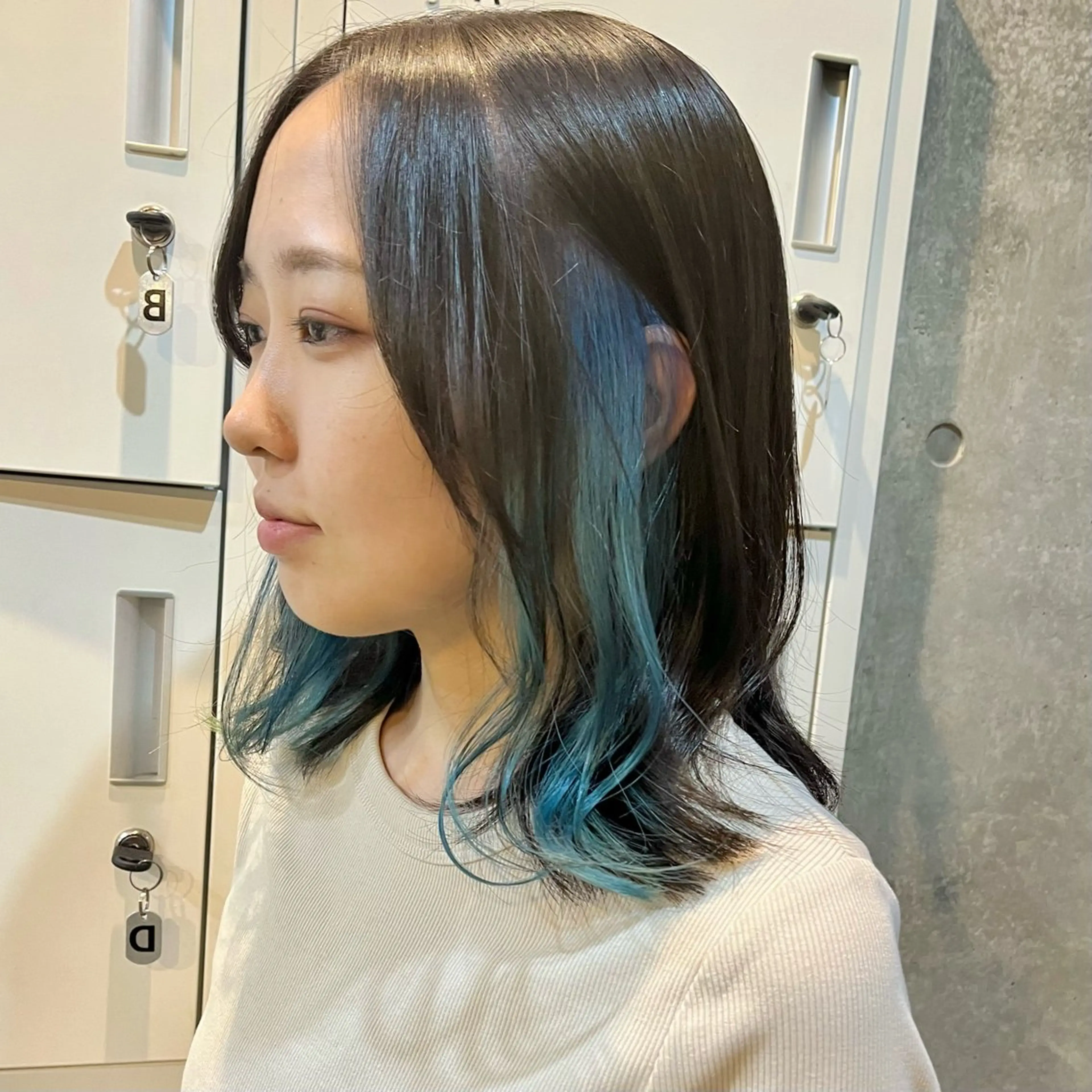セミロング カラー 黒髪 ブリーチ ブルーカラー ブルーブラック ケアブリーチ ヘアカラー 藤澤 夏実/インナーカラーのヘアスタイル