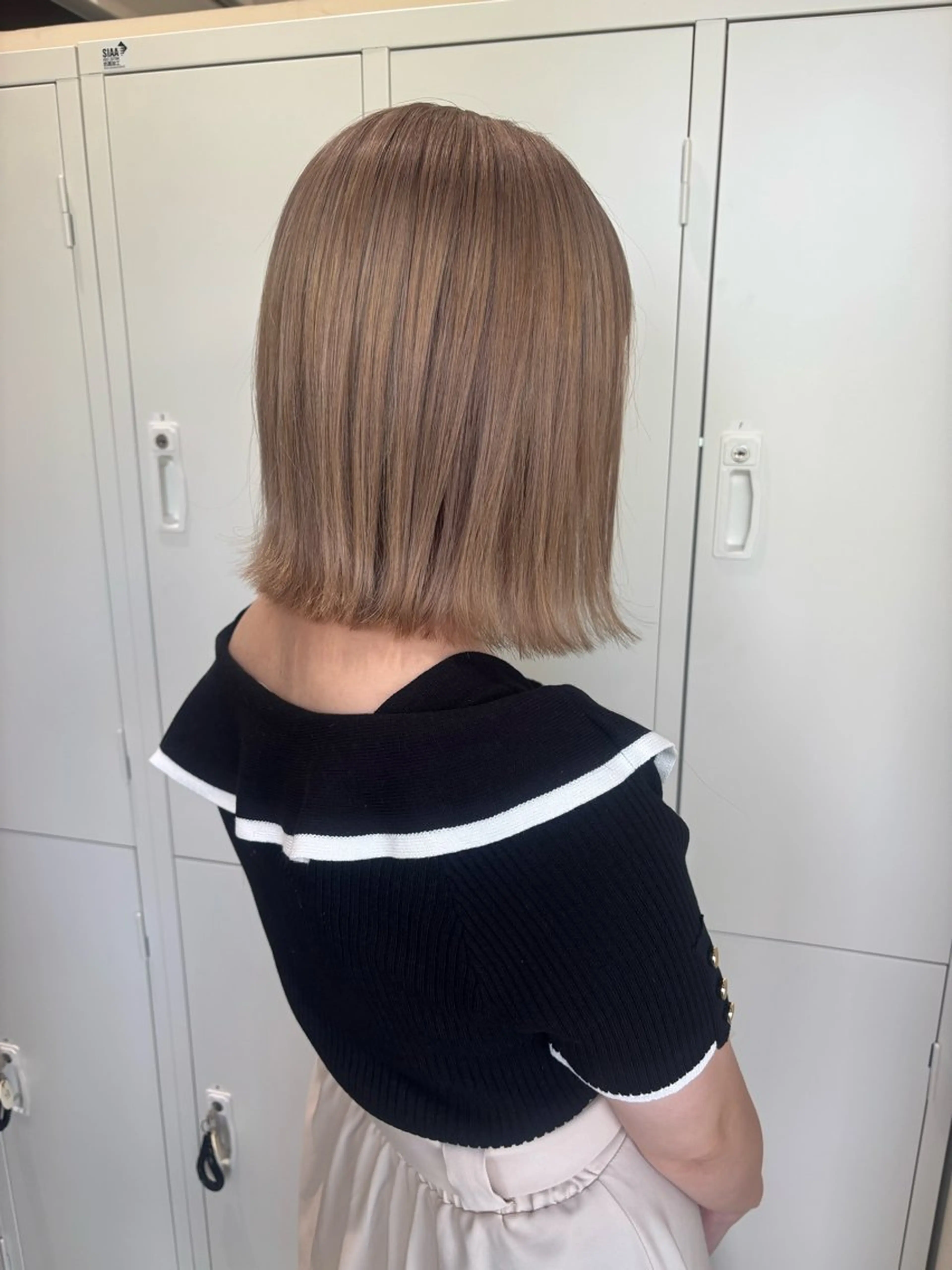ショート カラー 切りっぱなしボブ ベージュカラー ブリーチ ミルクティーベージュ ボブ 衣畑 綾香のヘアスタイル
